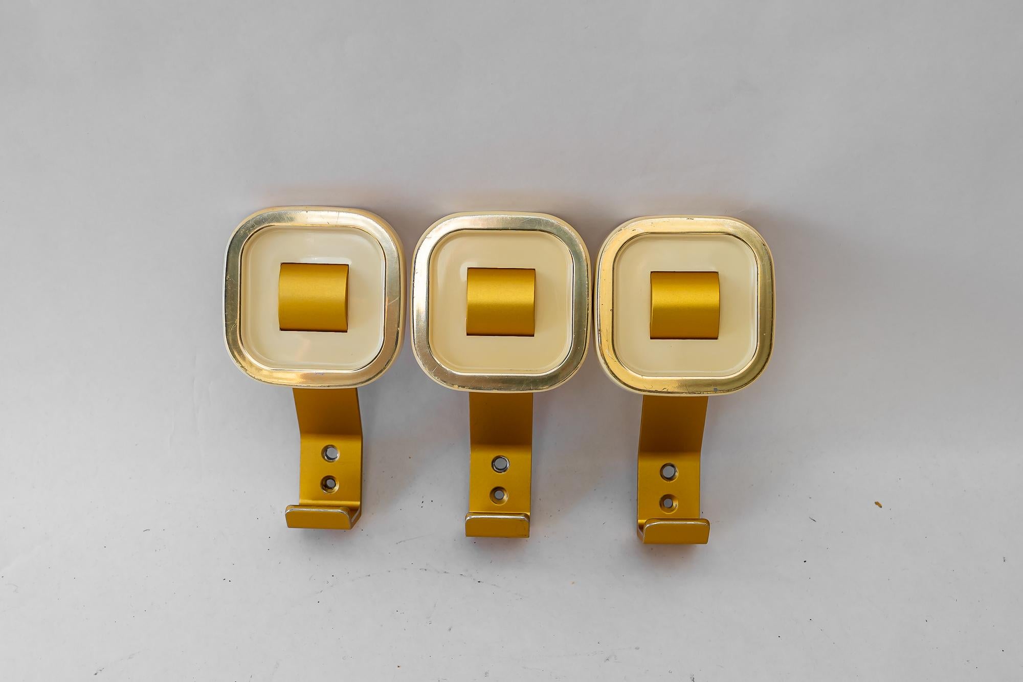 3x  ganci da parete in alluminio e lucite vienna anni '50 circa
Condizioni originali