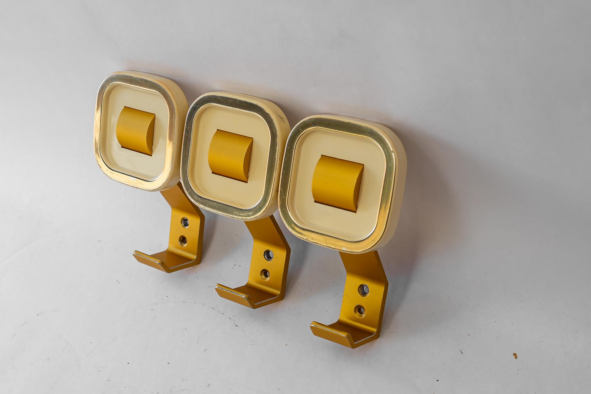 Mid-Century moderno 3x  ganci da parete in alluminio e lucite vienna anni '50 circa in vendita
