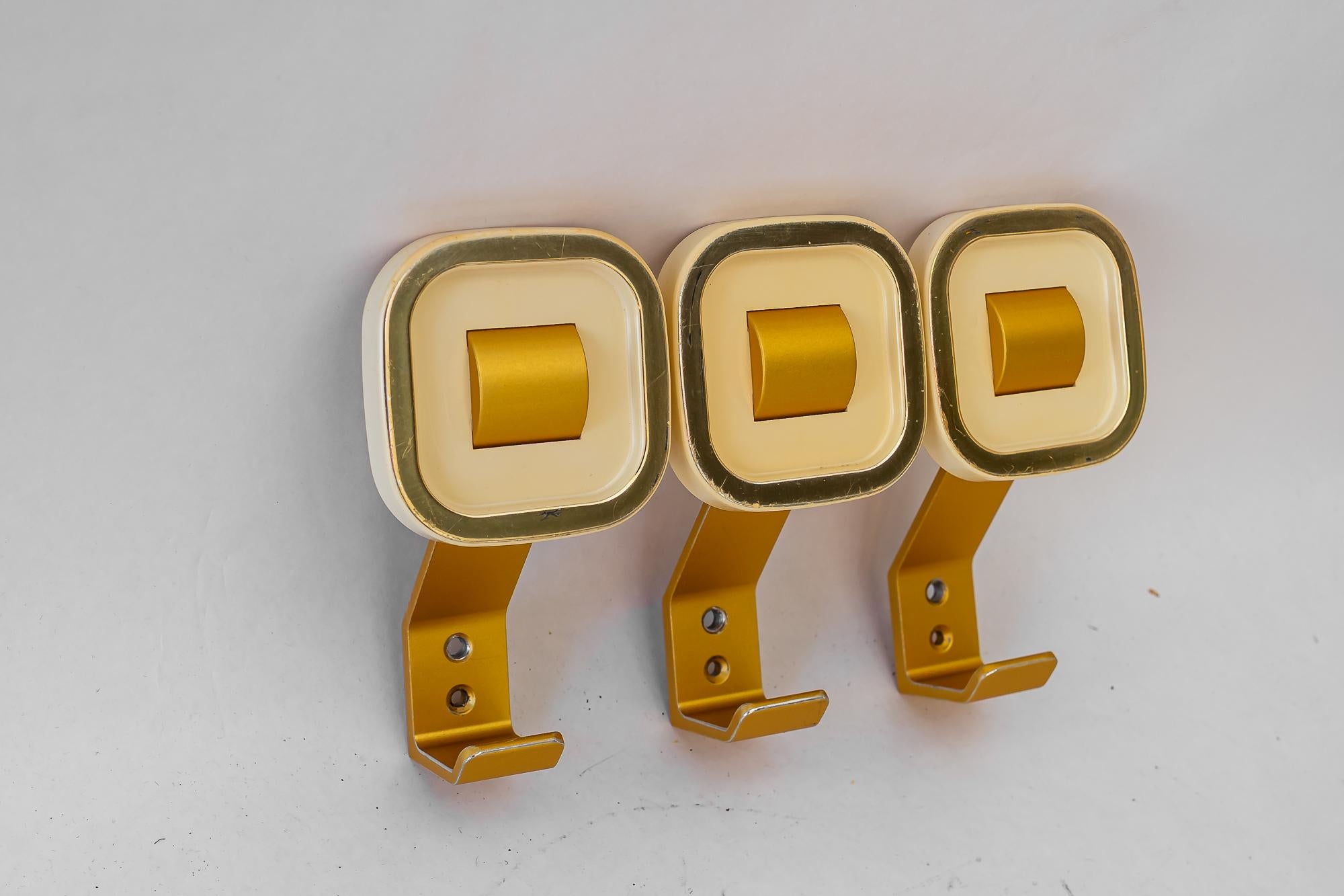 Austriaco 3x  ganci da parete in alluminio e lucite vienna anni '50 circa in vendita