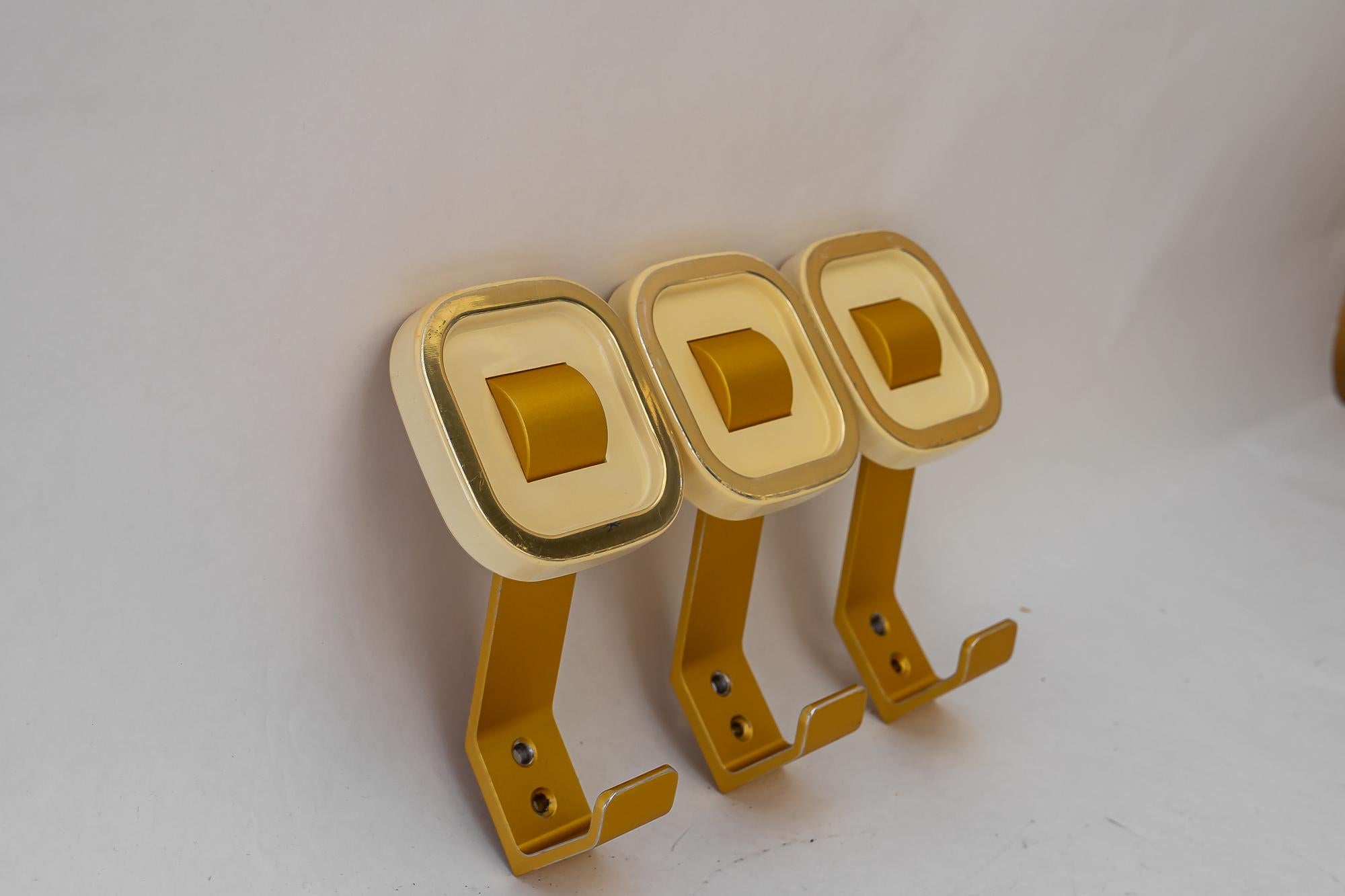 3x  ganci da parete in alluminio e lucite vienna anni '50 circa In condizioni buone in vendita a Wien, AT