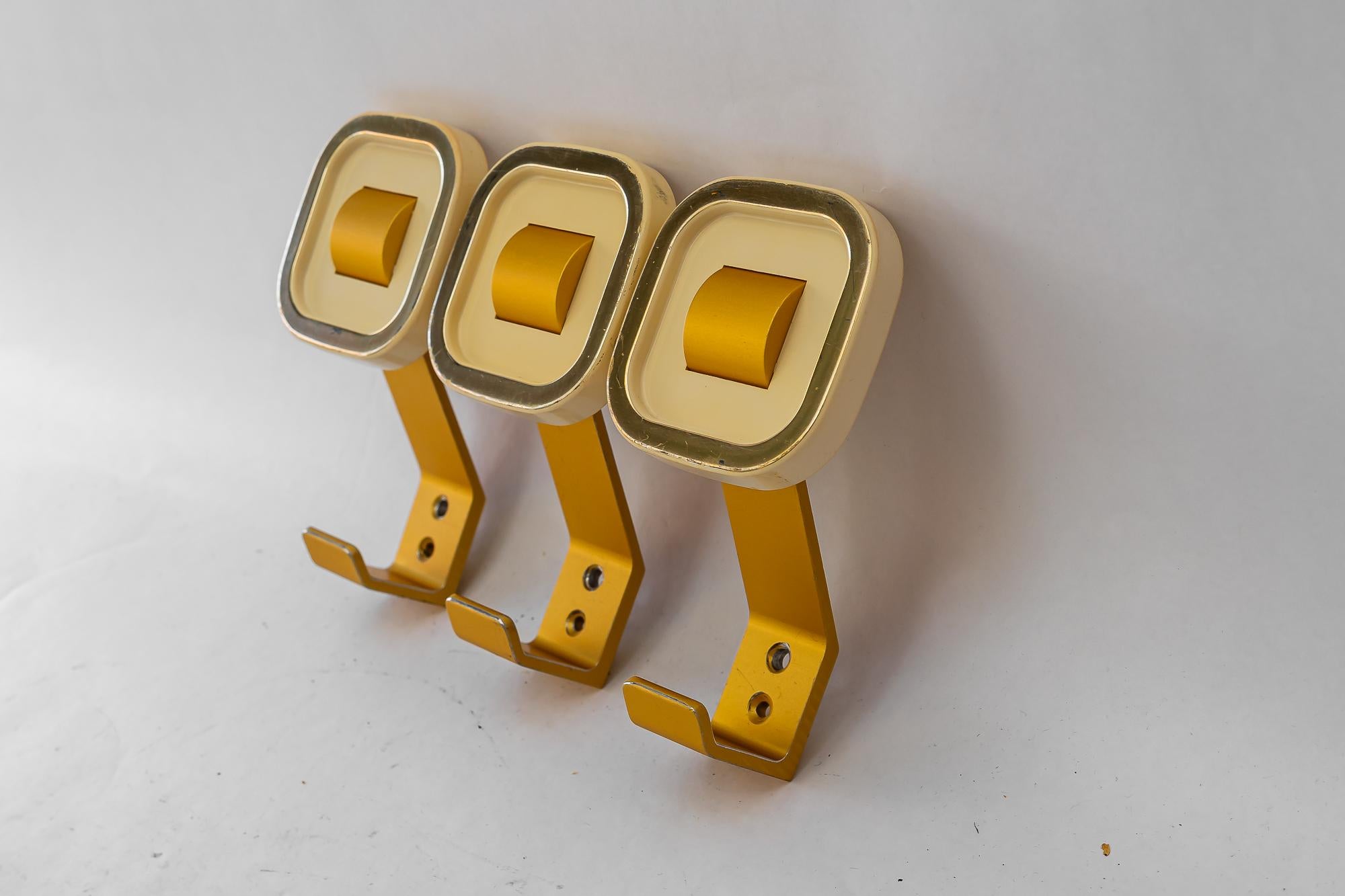 Metà XX secolo 3x  ganci da parete in alluminio e lucite vienna anni '50 circa in vendita