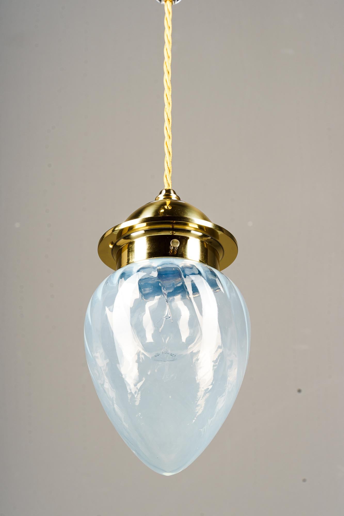 Laiton Pendentif art déco 3x avec abat-jour en verre opalin bleu viennois des années 1920 en vente