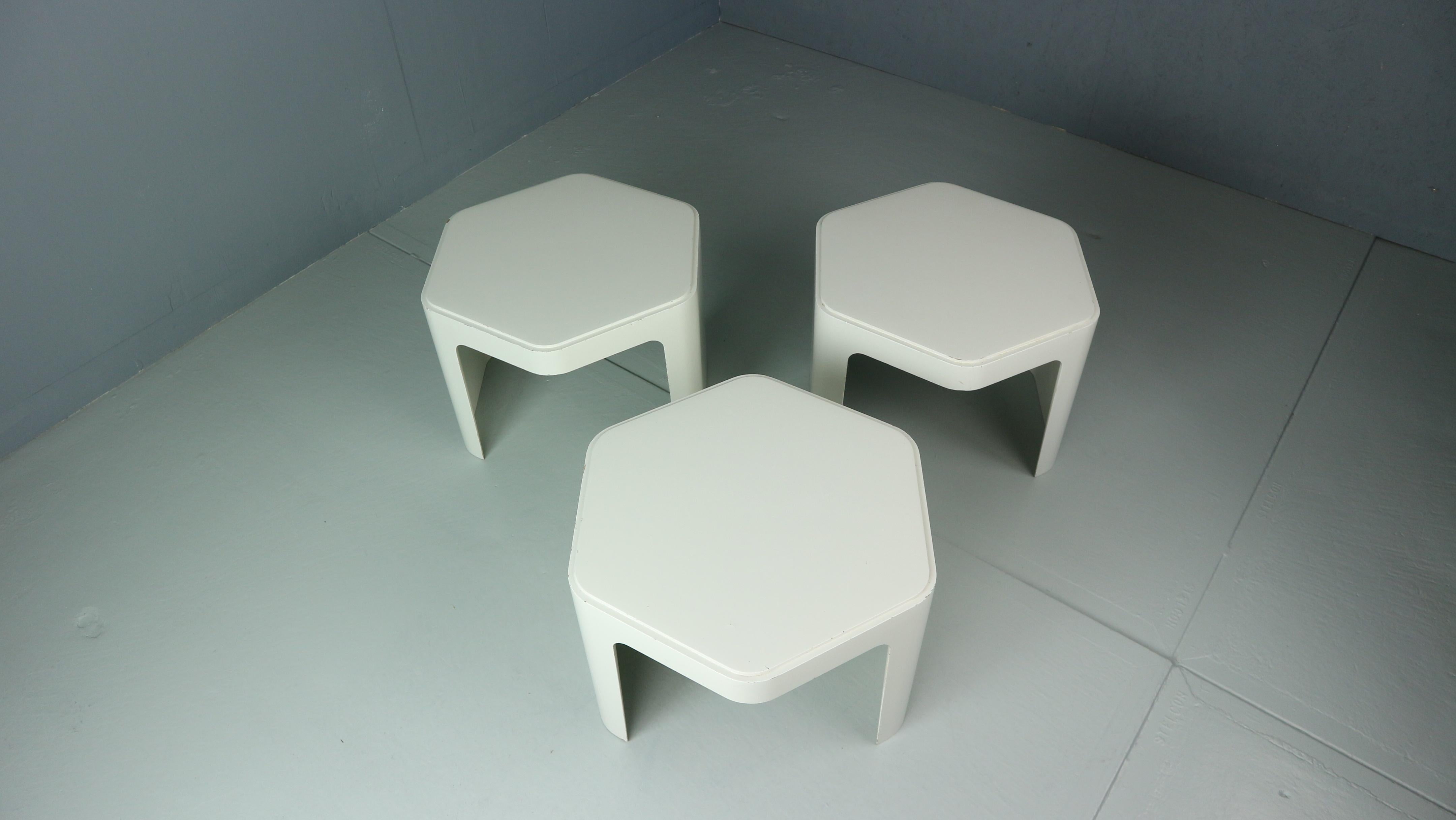 3x Hexagonal side tables by Peter Ghyzcy for Form + Life Collection, 1970. In Fair Condition In The Hague, NL