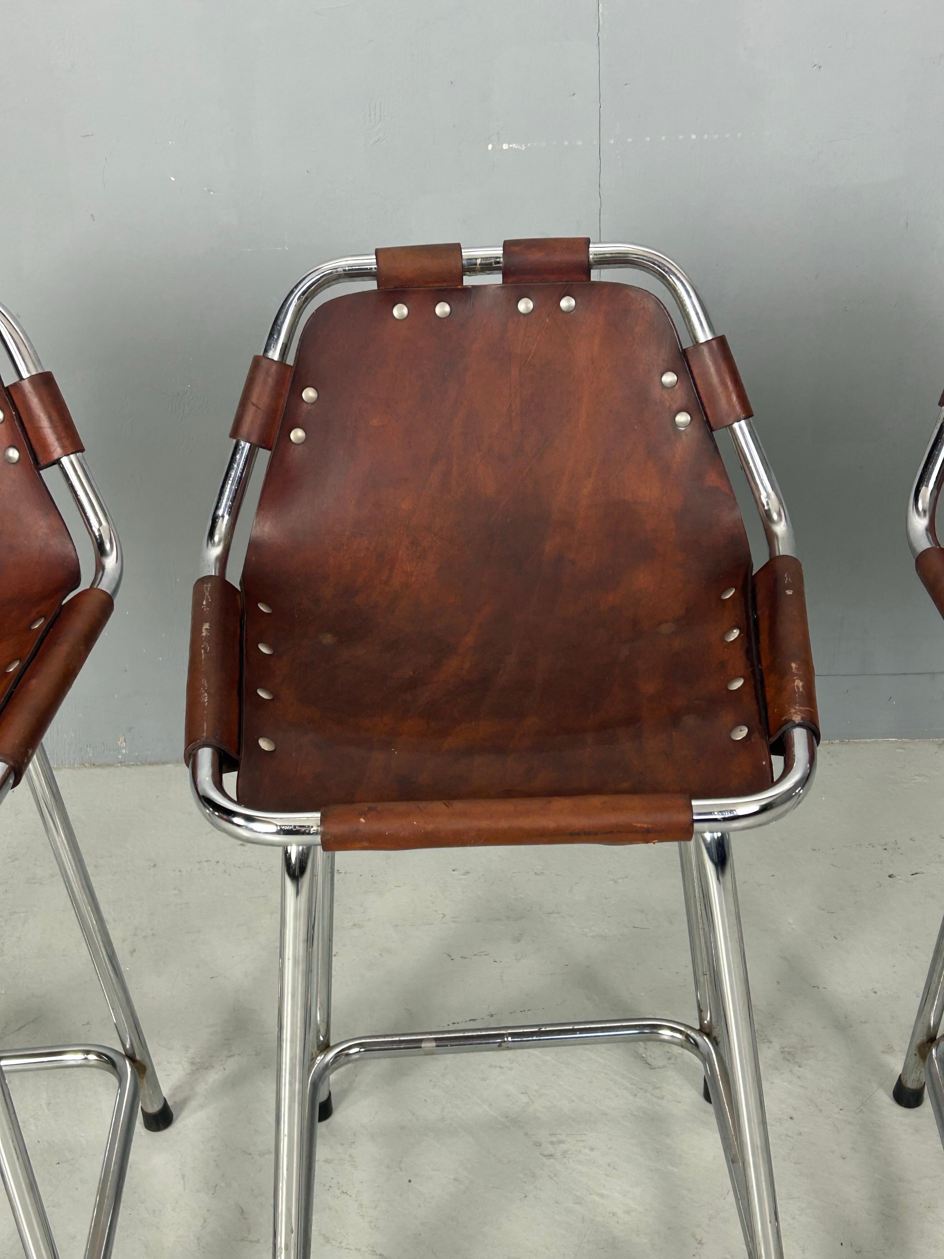 3x Barhocker aus Leder für das Ski Resort Les Arc, ausgewählt von Charlotte Perriand im Zustand „Gut“ im Angebot in The Hague, NL