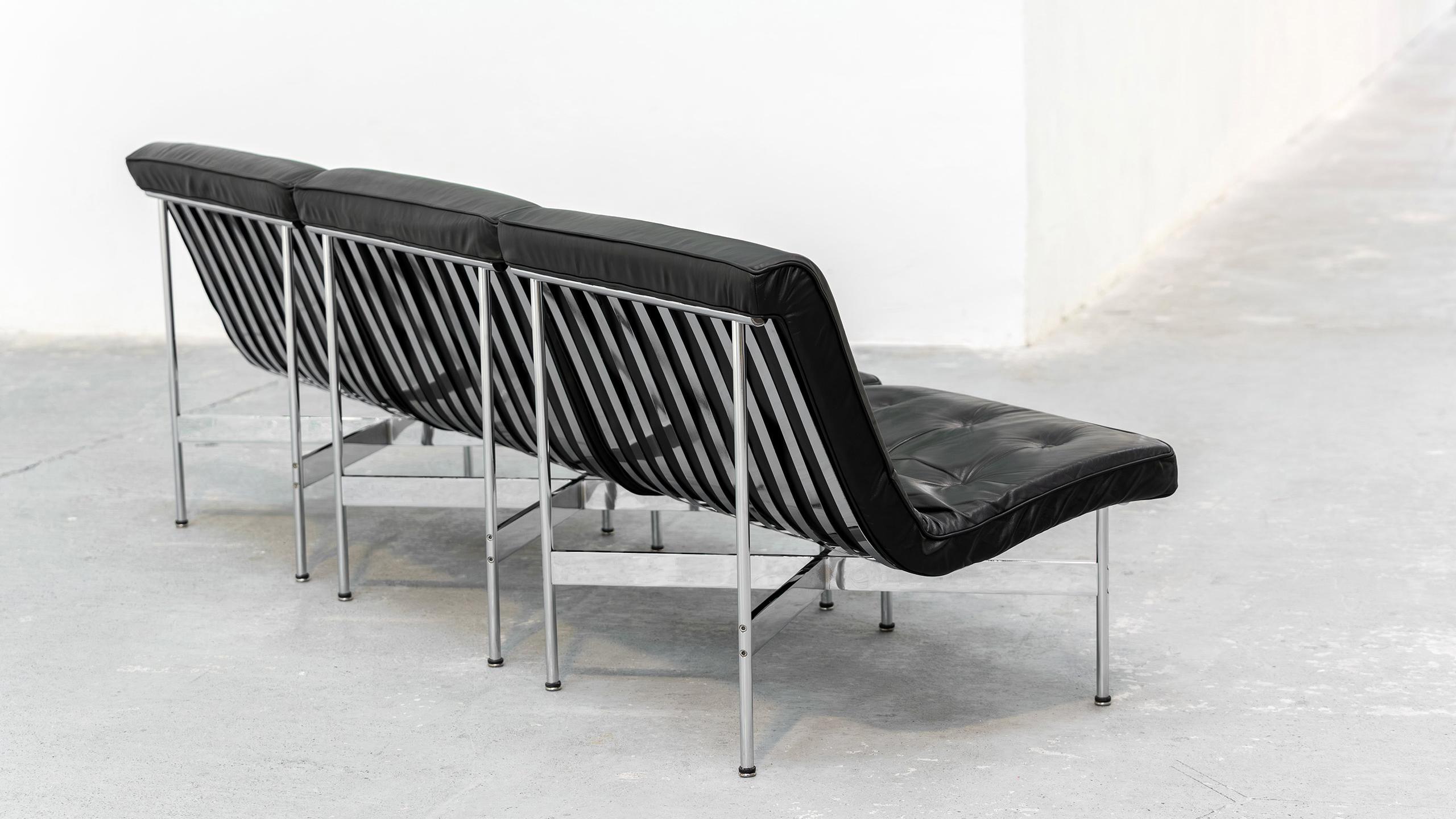 Sehr seltenes Set - 3 identische New York Lounge Chair von William Katavolos, Ross Littel und Douglas Kelly aus dem Jahr 1953 für Laverne International.

Wunderbar detaillierte und verchromte Stahlgestelle mit schwarzen Premium-Lederkissen, die