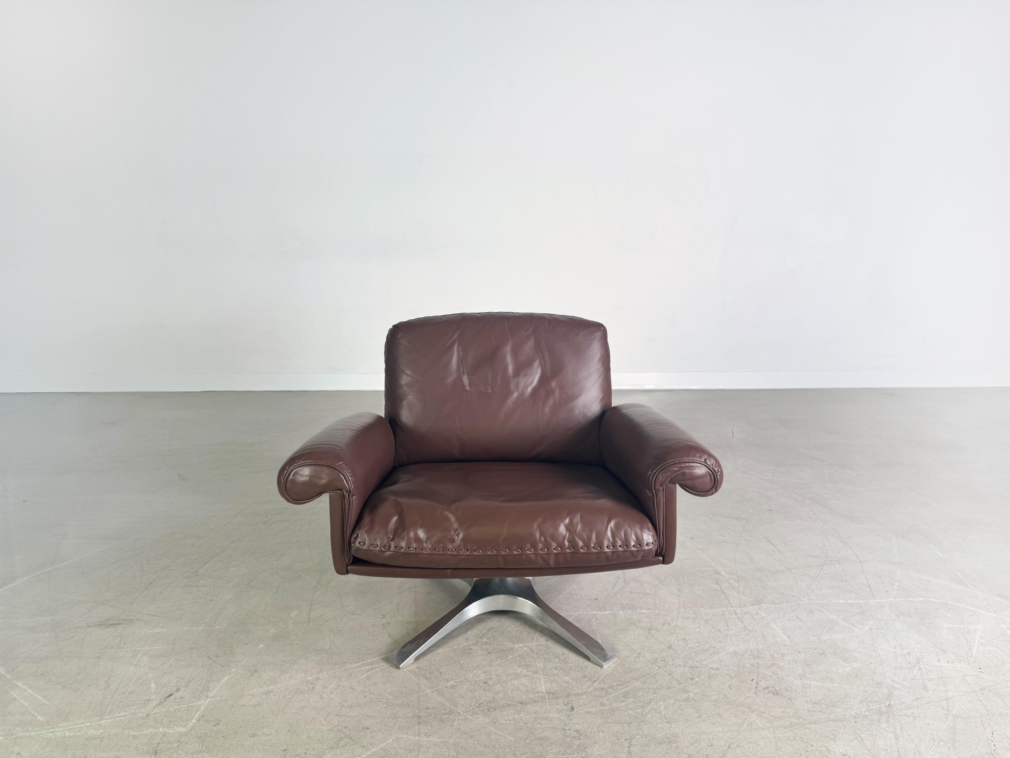 Wir bieten einen von drei original de Sede DS 31 Midcentury Sesseln aus den 1980er Jahren zum Verkauf an. Der Sessel wurde professionell aufgearbeitet und sowohl Polster, als auch Bezüge befinden sich in einem guten bis sehr guten Zustand.

***In