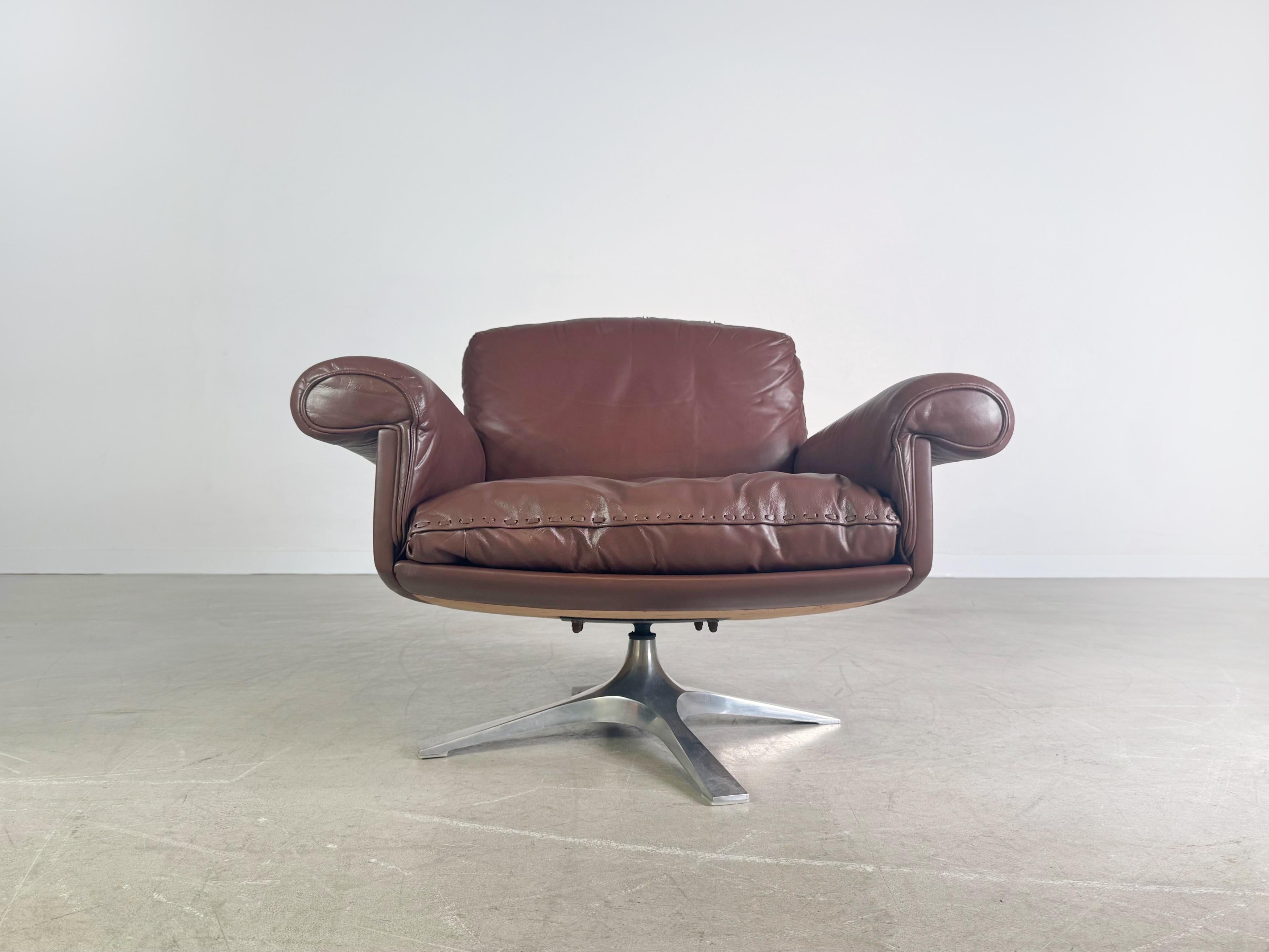 Wir bieten einen von drei original de Sede DS 31 Midcentury Sesseln aus den 1980er Jahren zum Verkauf an. Der Sessel wurde professionell aufgearbeitet und sowohl Polster, als auch Bezüge befinden sich in einem guten bis sehr guten Zustand.

***In