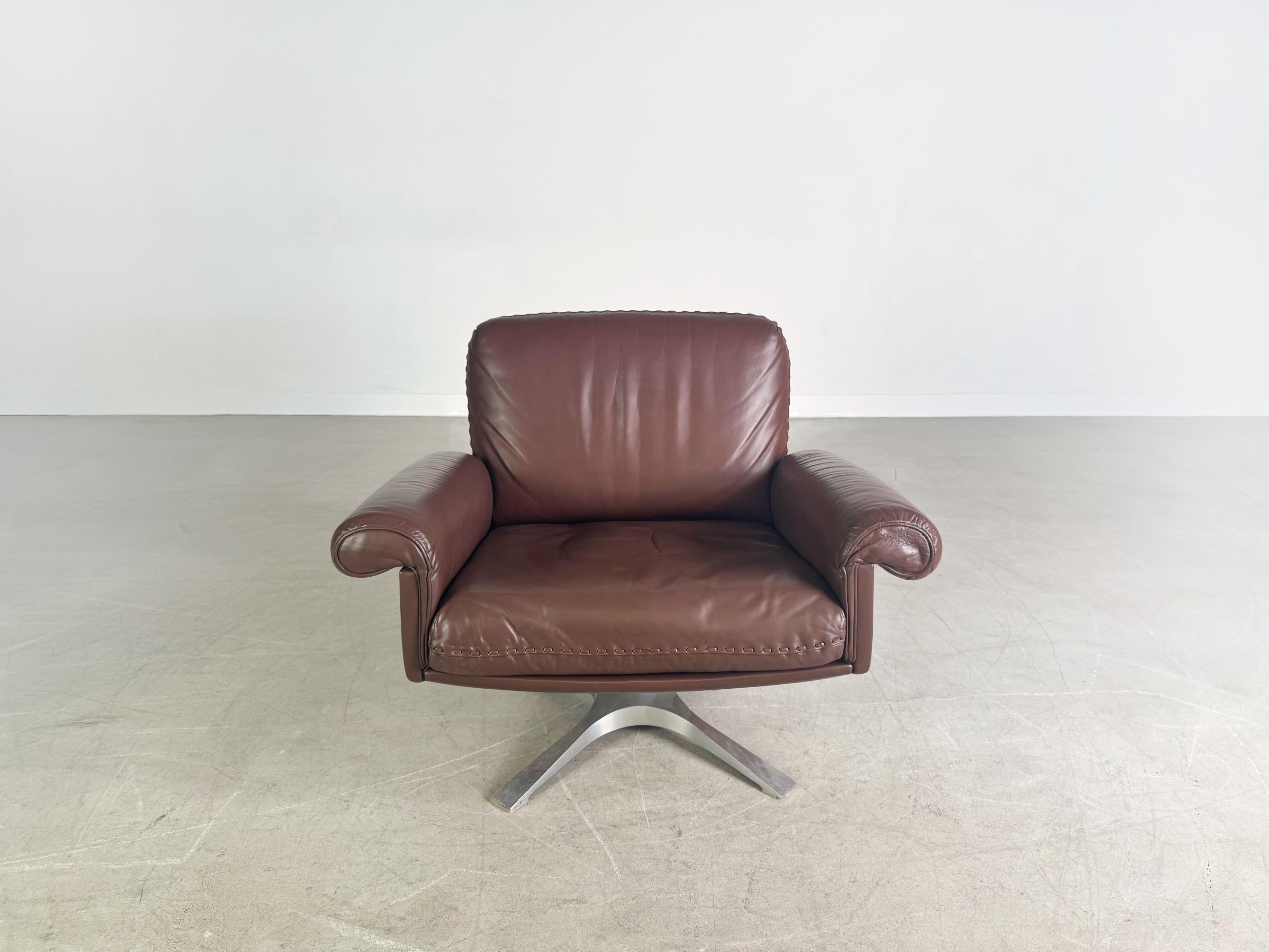 Wir bieten einen von drei original de Sede DS 31 Midcentury Sesseln aus den 1980er Jahren zum Verkauf an. Der Sessel wurde professionell aufgearbeitet und sowohl Polster, als auch Bezüge befinden sich in einem guten bis sehr guten Zustand.

***In