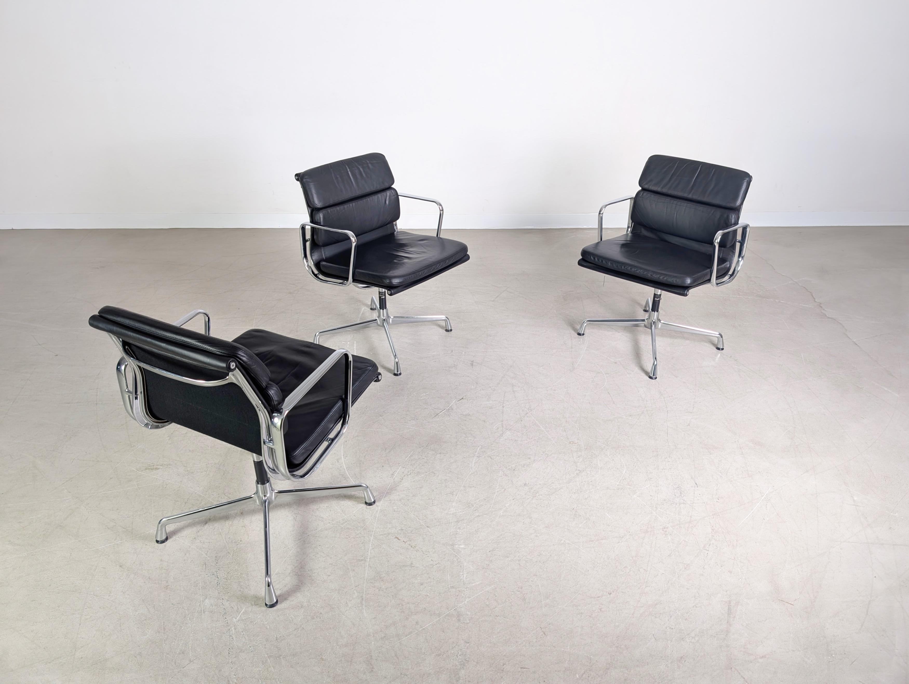 3x Original Vitra EA 208 soft pad schwarz Leder Stuhl Charles Eames im Zustand „Gut“ im Angebot in Berlin, DE