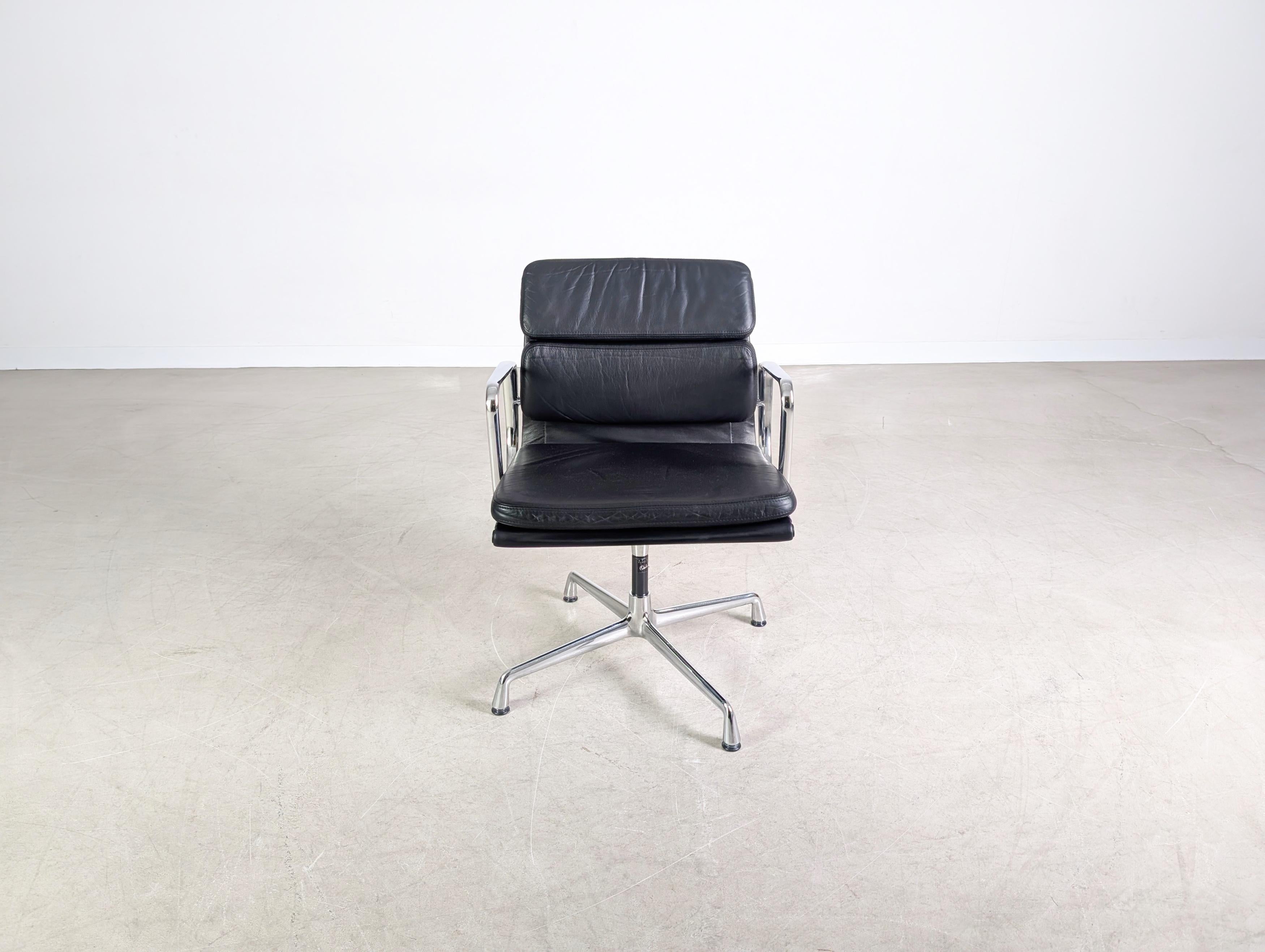 3x Original Vitra EA 208 soft pad schwarz Leder Stuhl Charles Eames (21. Jahrhundert und zeitgenössisch) im Angebot