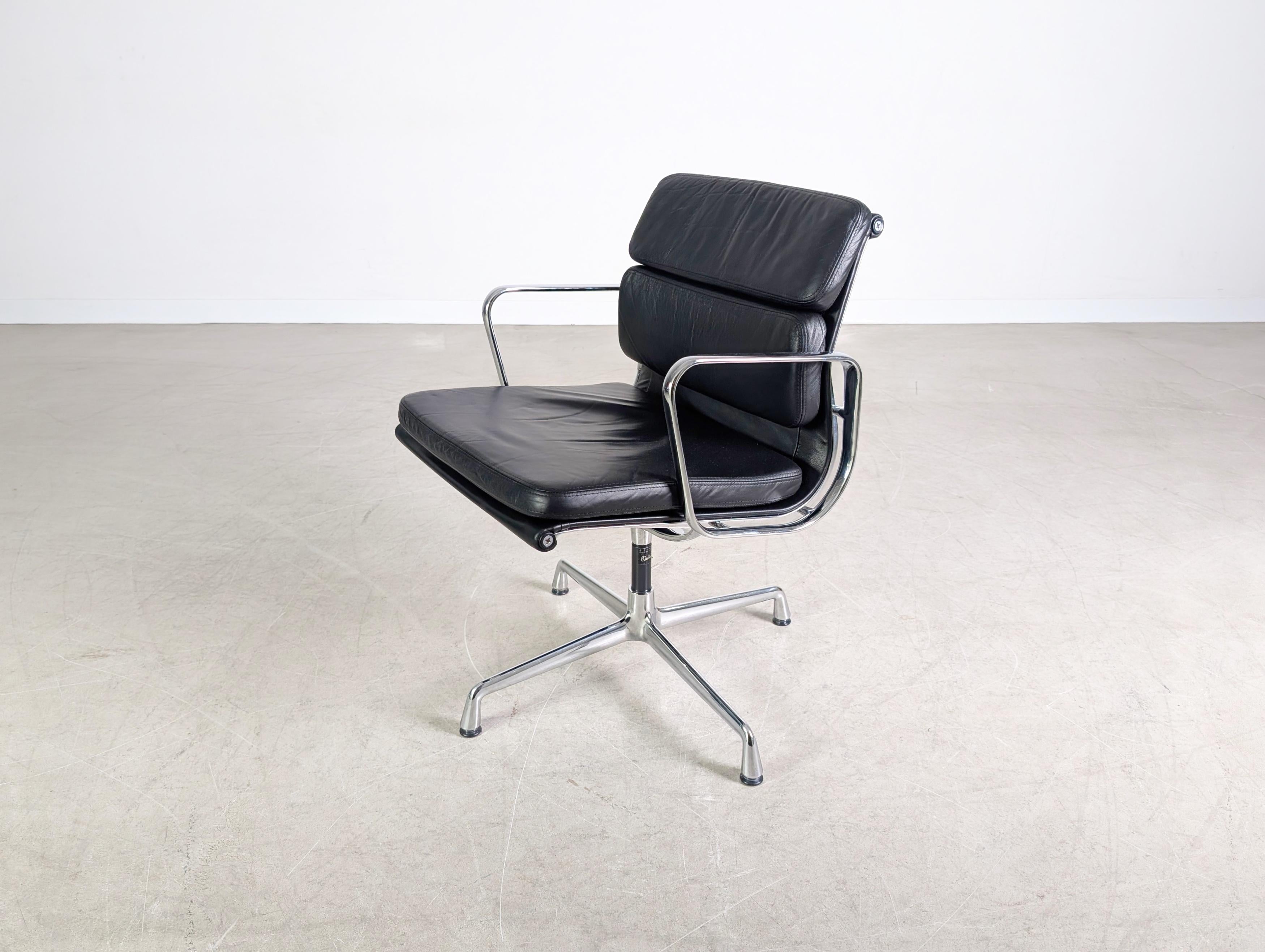 3x Original Vitra EA 208 soft pad schwarz Leder Stuhl Charles Eames (Stahl) im Angebot