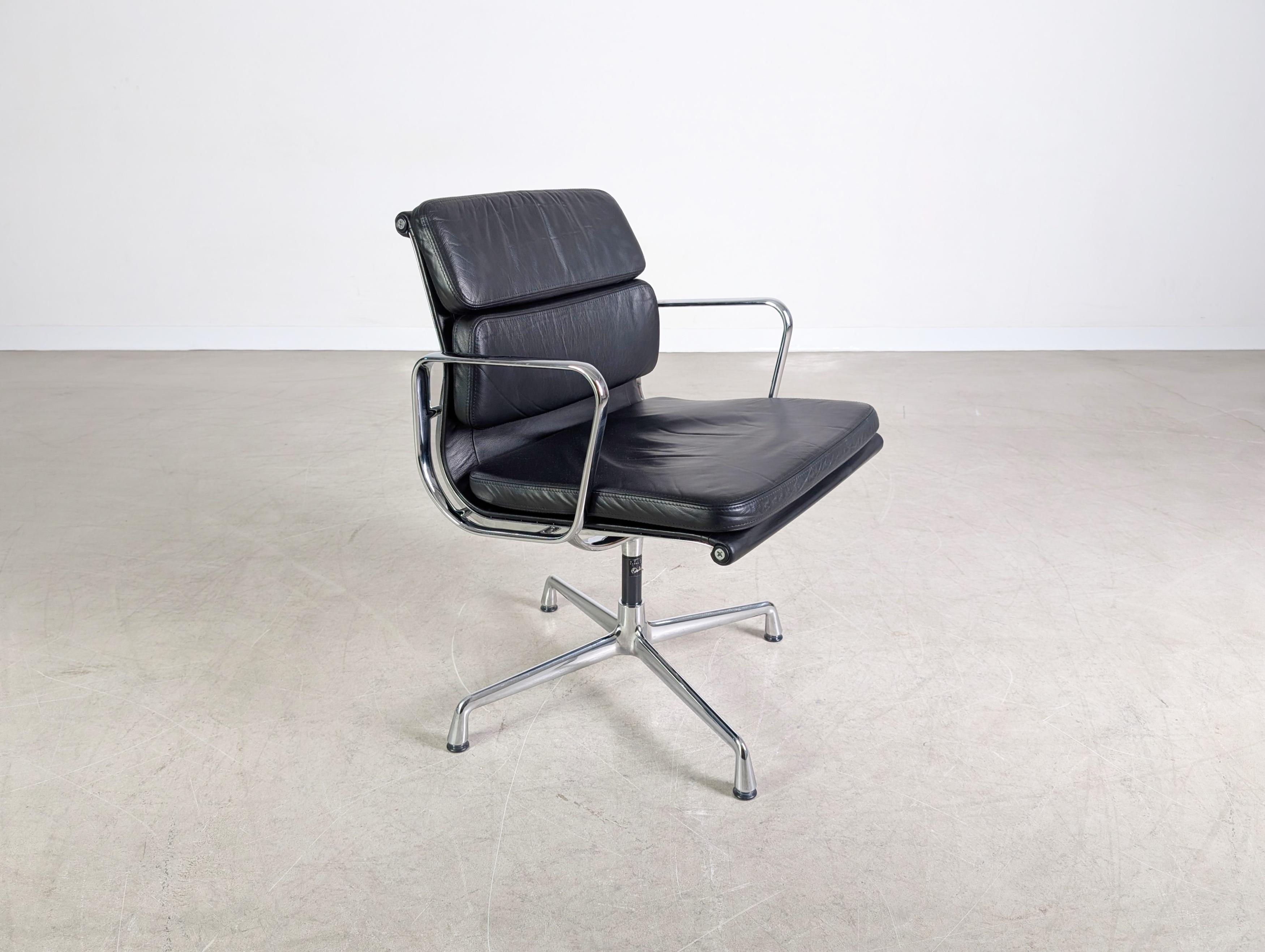 3x Original Vitra EA 208 soft pad schwarz Leder Stuhl Charles Eames im Angebot 1