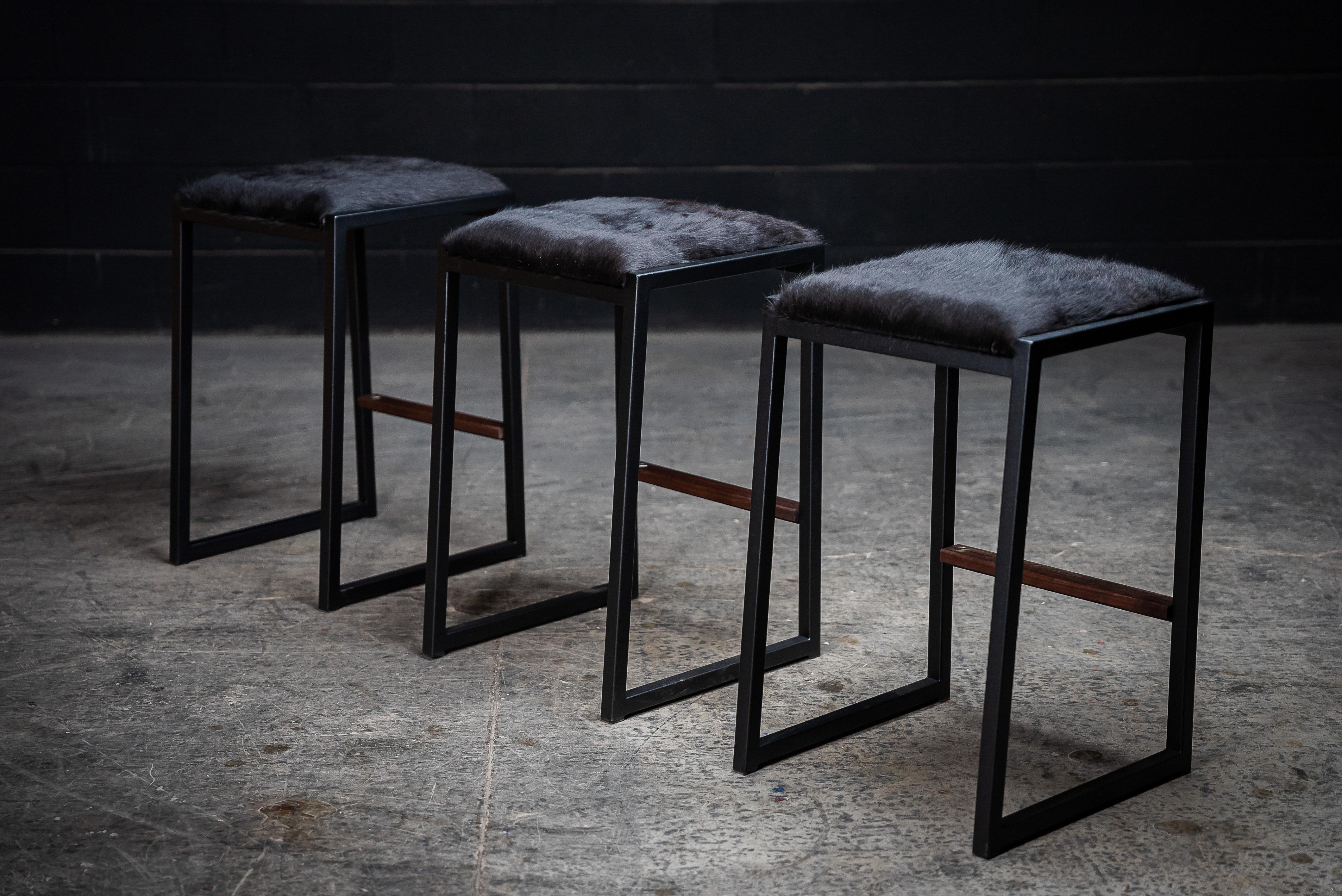 3x Shaker Modern Backless Stool by Ambrozia, Black Cowhide, Walnut & Black Steel In New Condition For Sale In Drummondville, Quebec