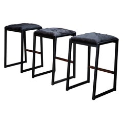 3x Shaker Moderner rückenfreier Hocker von AMBROZIA, schwarzes Rindsleder, Nussbaum und schwarzer Stahl