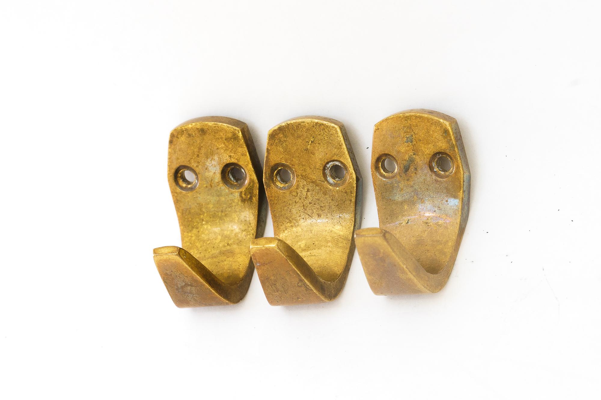3x kleine Messinghaken wien um 1950 ( attr. Hagenauer ) (Moderne der Mitte des Jahrhunderts) im Angebot