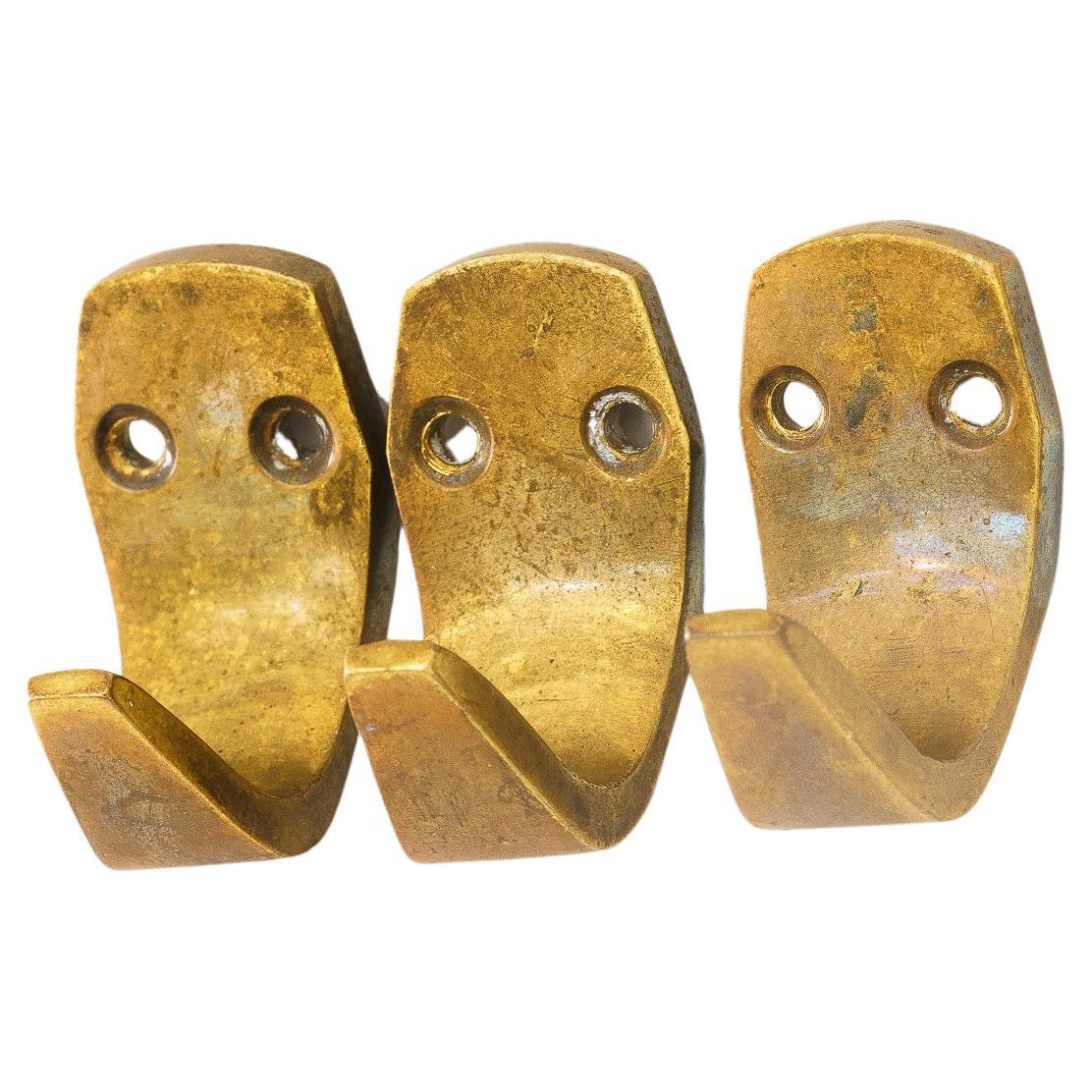 3x kleine Messinghaken wien um 1950 ( attr. Hagenauer ) im Angebot