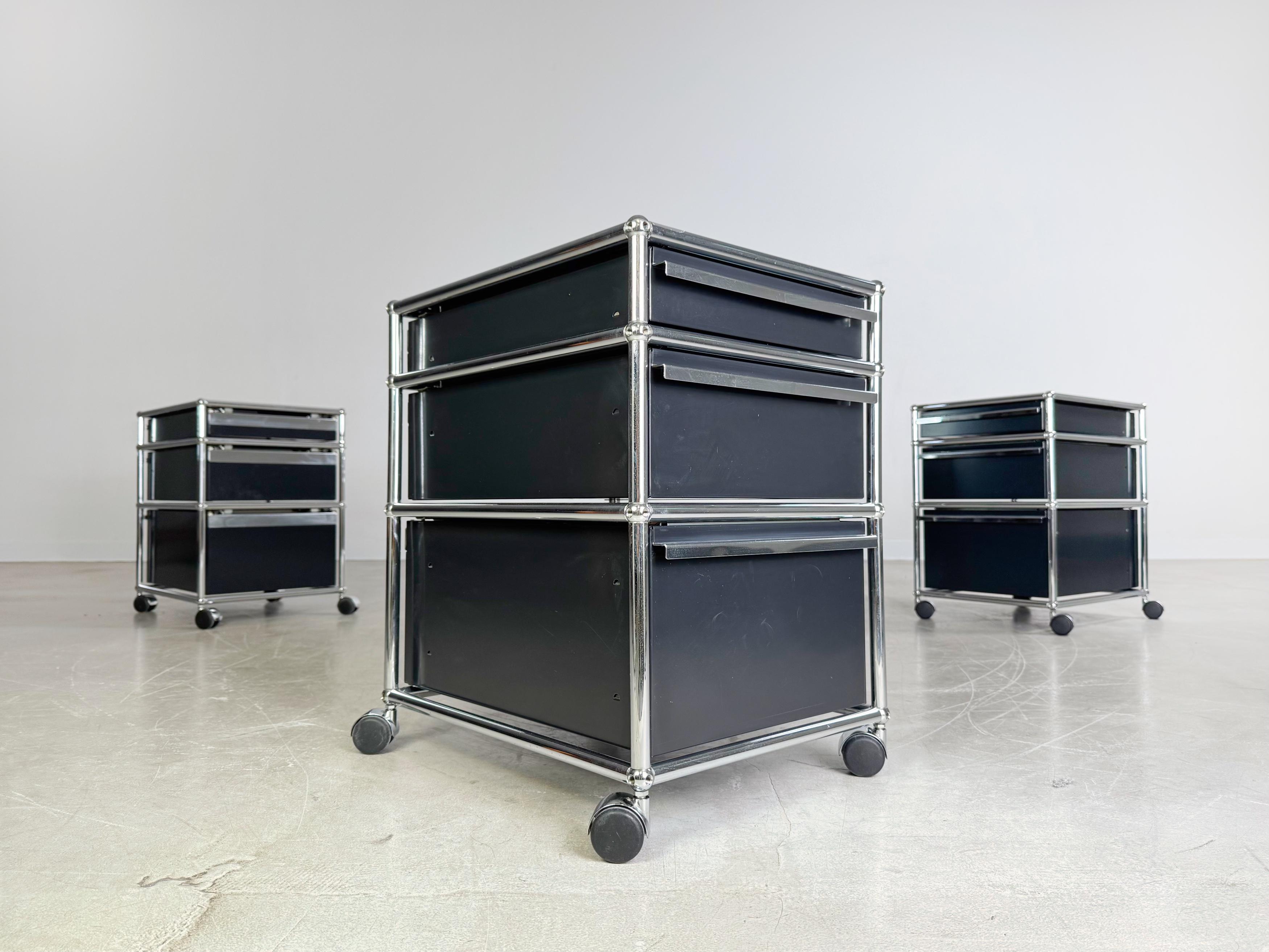 Ti offriamo tre splendidi rollcontainer Usm Haller da acquistare. I piccoli Büroschränke si posizionano in modo ideale sotto lo Schreibtisch e offrono, grazie a pratiche soluzioni di posizionamento, una battuta d'arresto per diversi oggetti. 
***Il