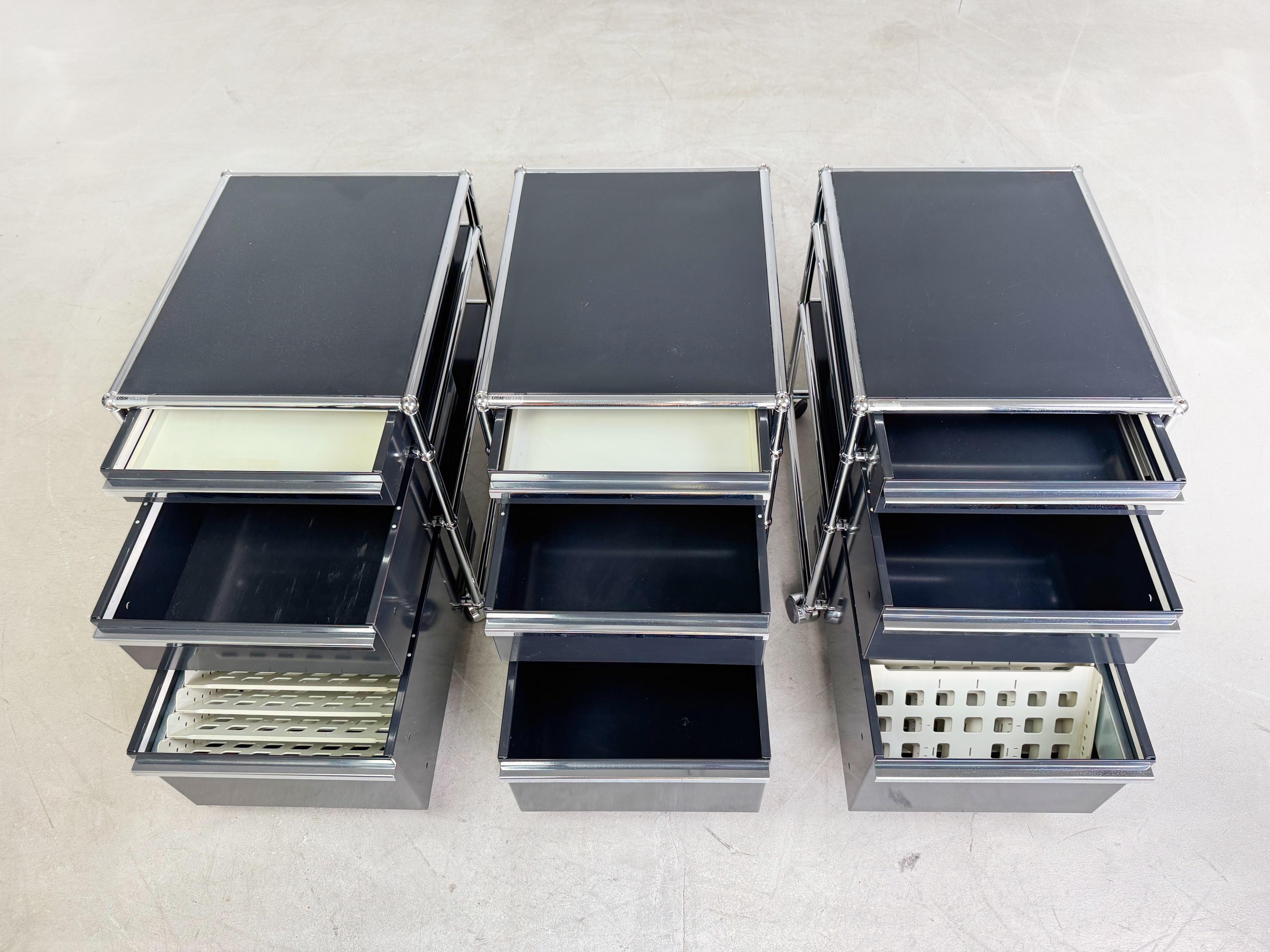XXI secolo e contemporaneo 3x USM Haller Rollcontainer Büroschrank Fritz Haller Design schwarz in vendita