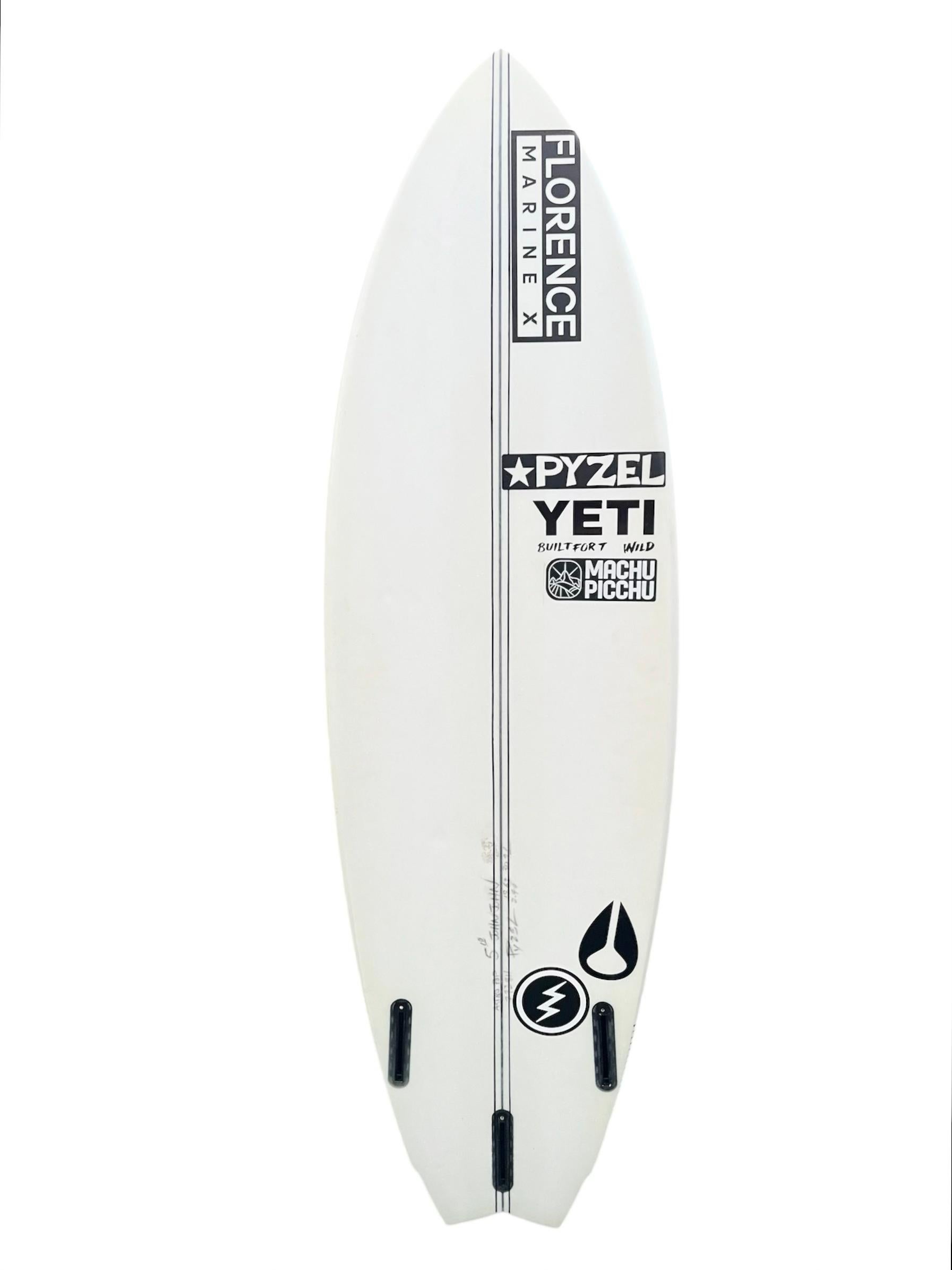 Tabla de surf personal del 3 veces Campeón del Mundo John John Florence. Florence es la Campeona del Mundo de Surf 2016 / 2017 / 2024 de la WSL. Este modelo Astro Pop con cola de golondrina de 1,70 m fue fabricado por John Pyzel. Florence es 1 de