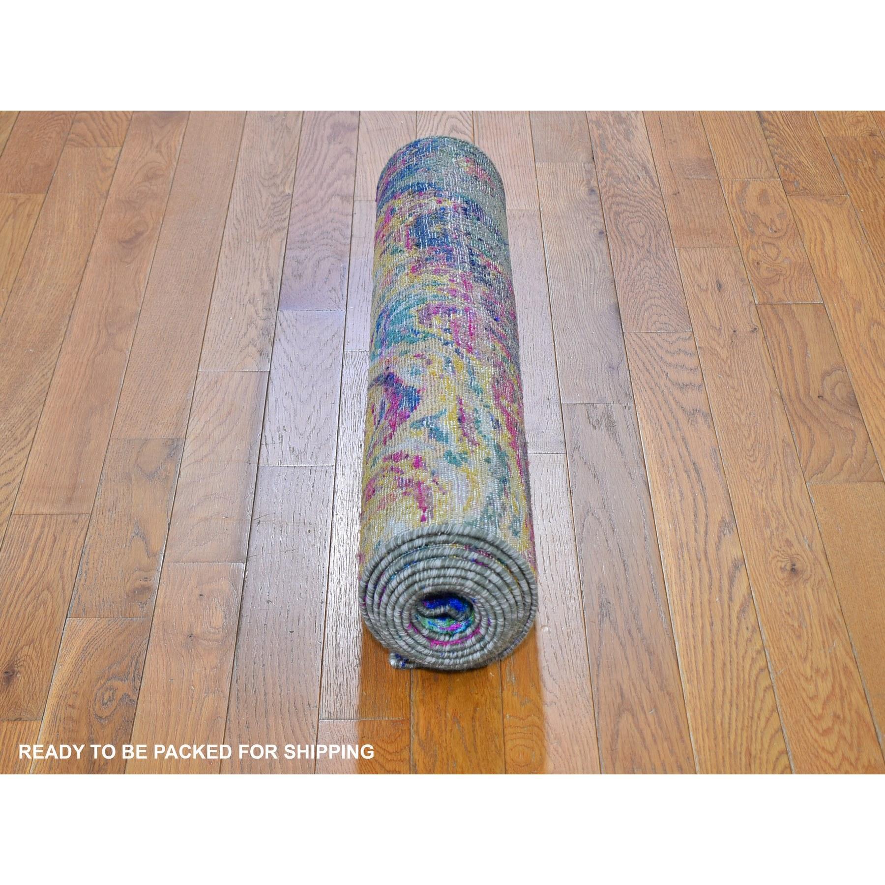 Annodato a mano Tappeto Runner ampio 3'x10' in seta Sari colorata con lana testurizzata dal design Lava in vendita