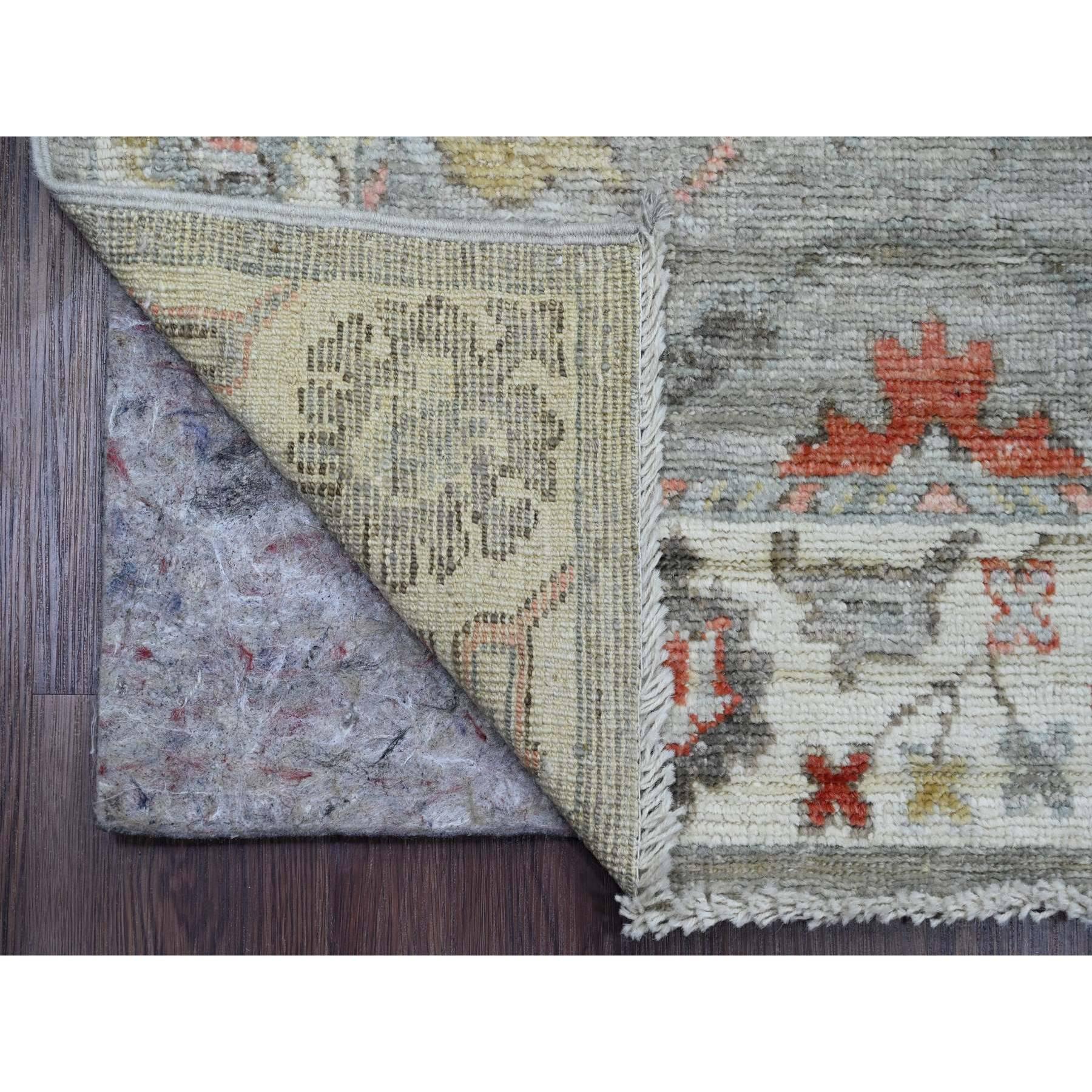 Mittelgrau, Afghanischer Angora Oushak mit geometrischem Blattmuster, Handgeknüpft, Pflanzenfarben, Reine Wolle, Läufer, Orientteppich
Primäre MATERIALIEN: Wolle 
Latex: Kein Flor 
Höhe: 0,25 Zoll
Stil: Transitional
Grundfarbe: Grau
Sekundäre