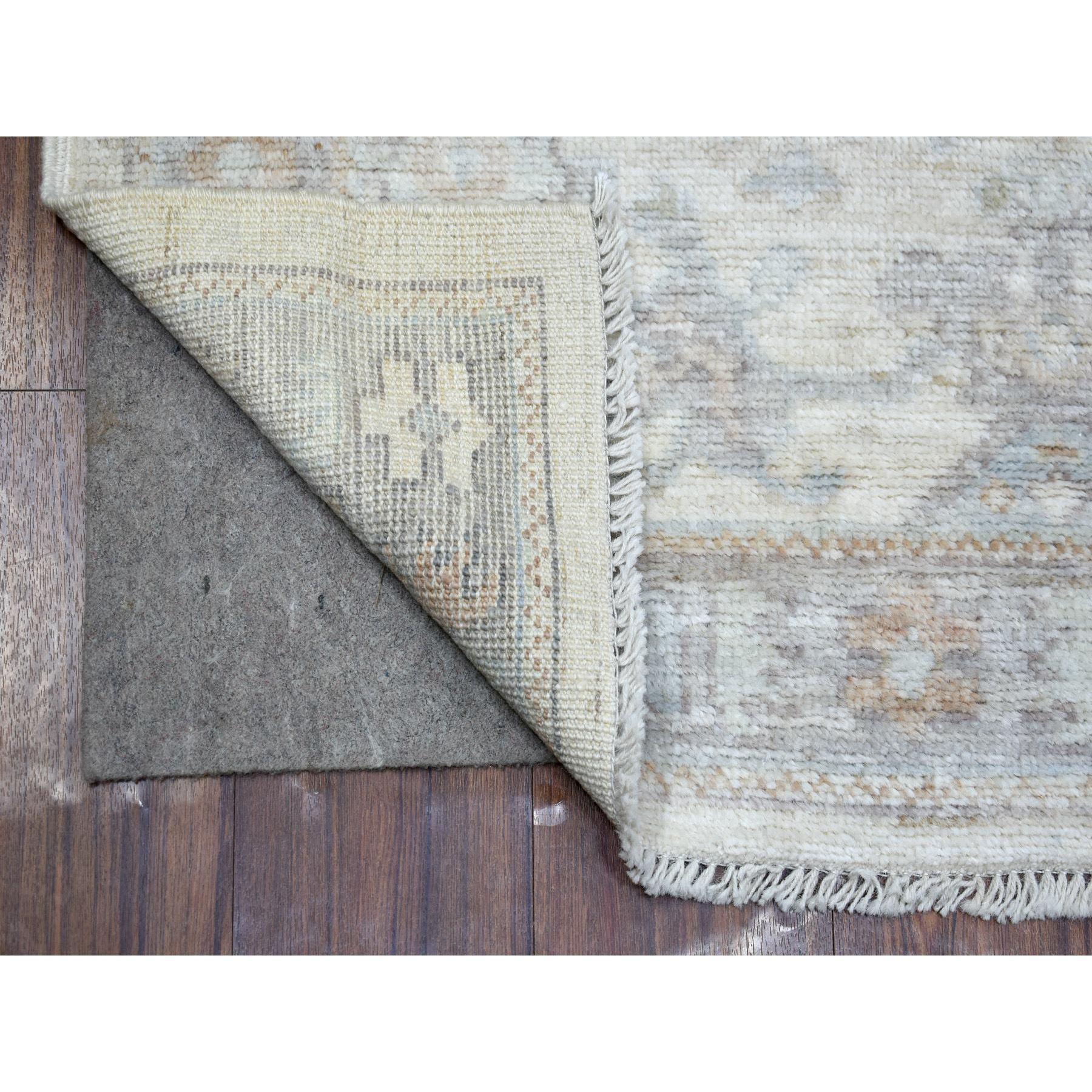 Il s'agit d'un véritable tapis d'Orient en ivoire, noué à la main en Angora Ushak avec un motif de feuilles, teintures naturelles en laine afghane. Il a été noué pendant des mois et des mois selon des techniques de tissage séculaires par des