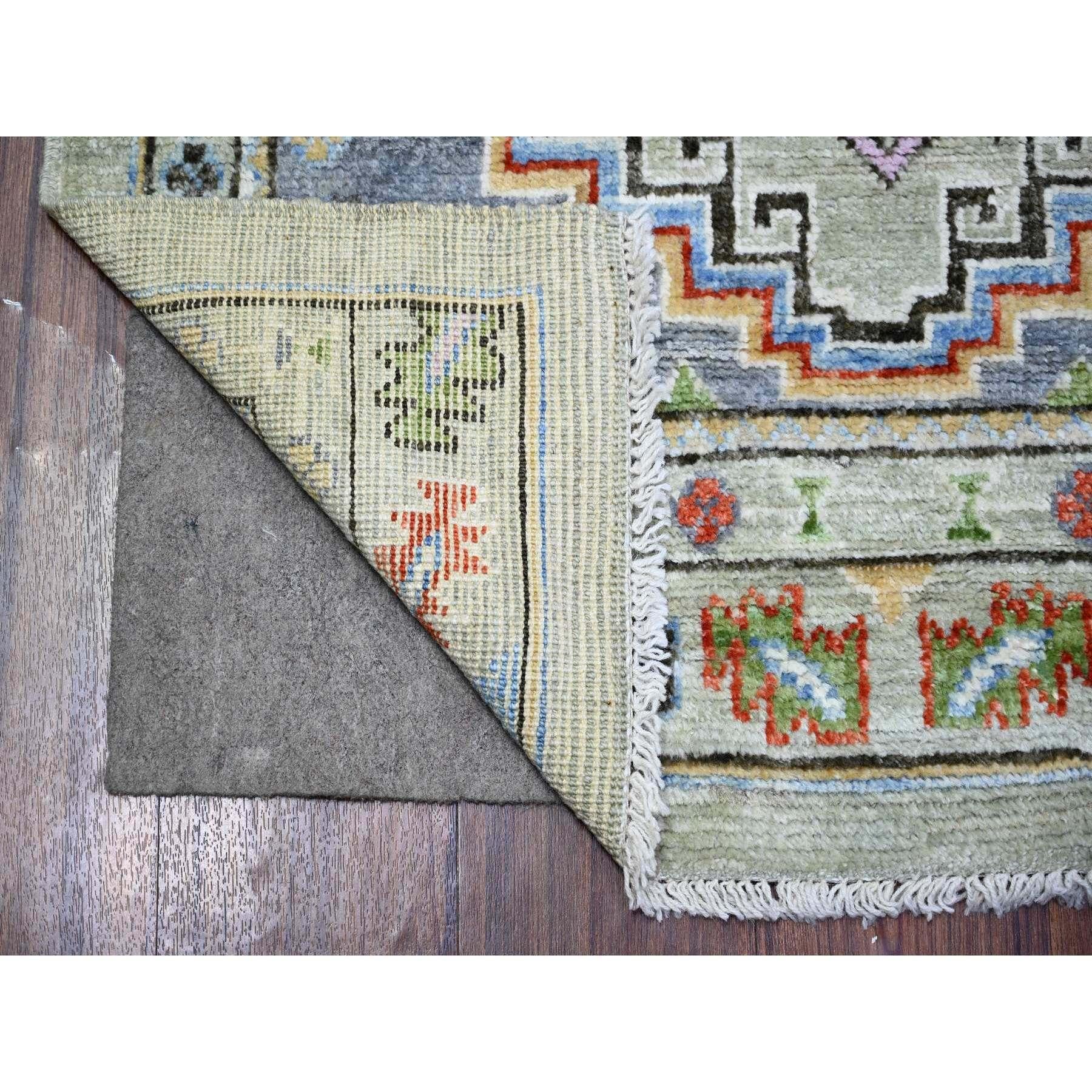 Dies ist ein wirklich echtes one-of-a-kind Taupe, reine Wolle, mit Multi Color Afghan Angora Oushak, natürliche Farbstoffe, handgeknüpft, Läufer Orientteppich. Es wurde monatelang in jahrhundertealten Webtechniken von erfahrenen Webern
