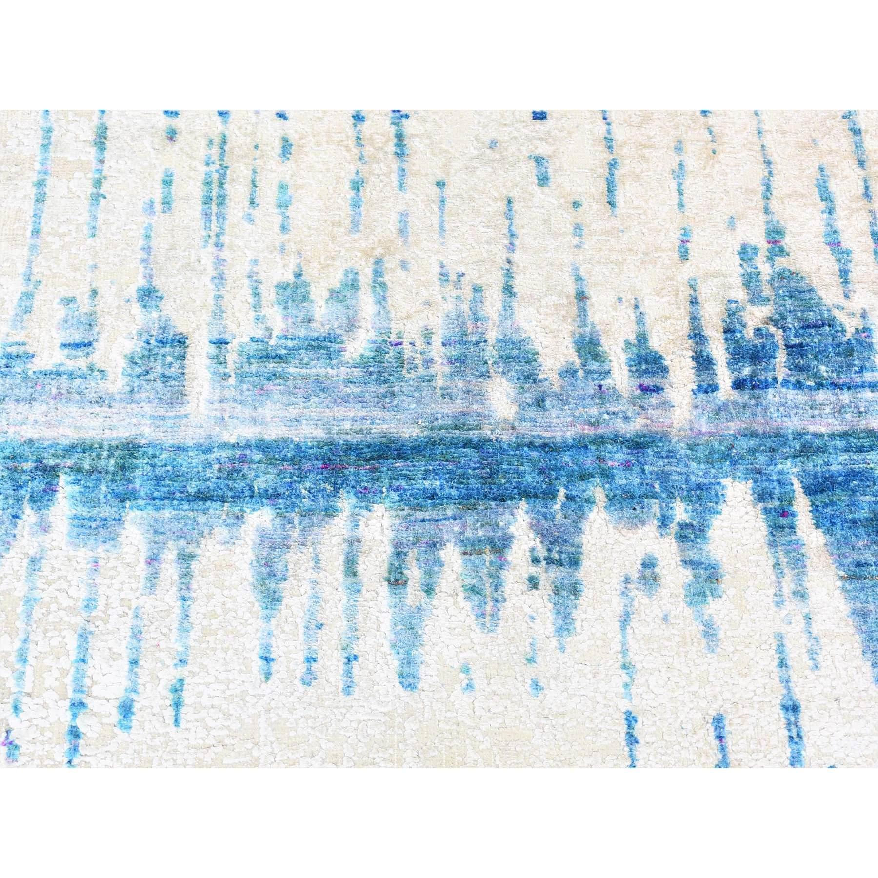 Il s'agit d'un véritable tapis d'Orient, unique en son genre, Ivoire, The Cardiac Design, Sari Silk with Textured Wool, Hand Knotted, Wide Runner. Il a été noué pendant des mois et des mois selon des techniques de tissage séculaires par des artisans