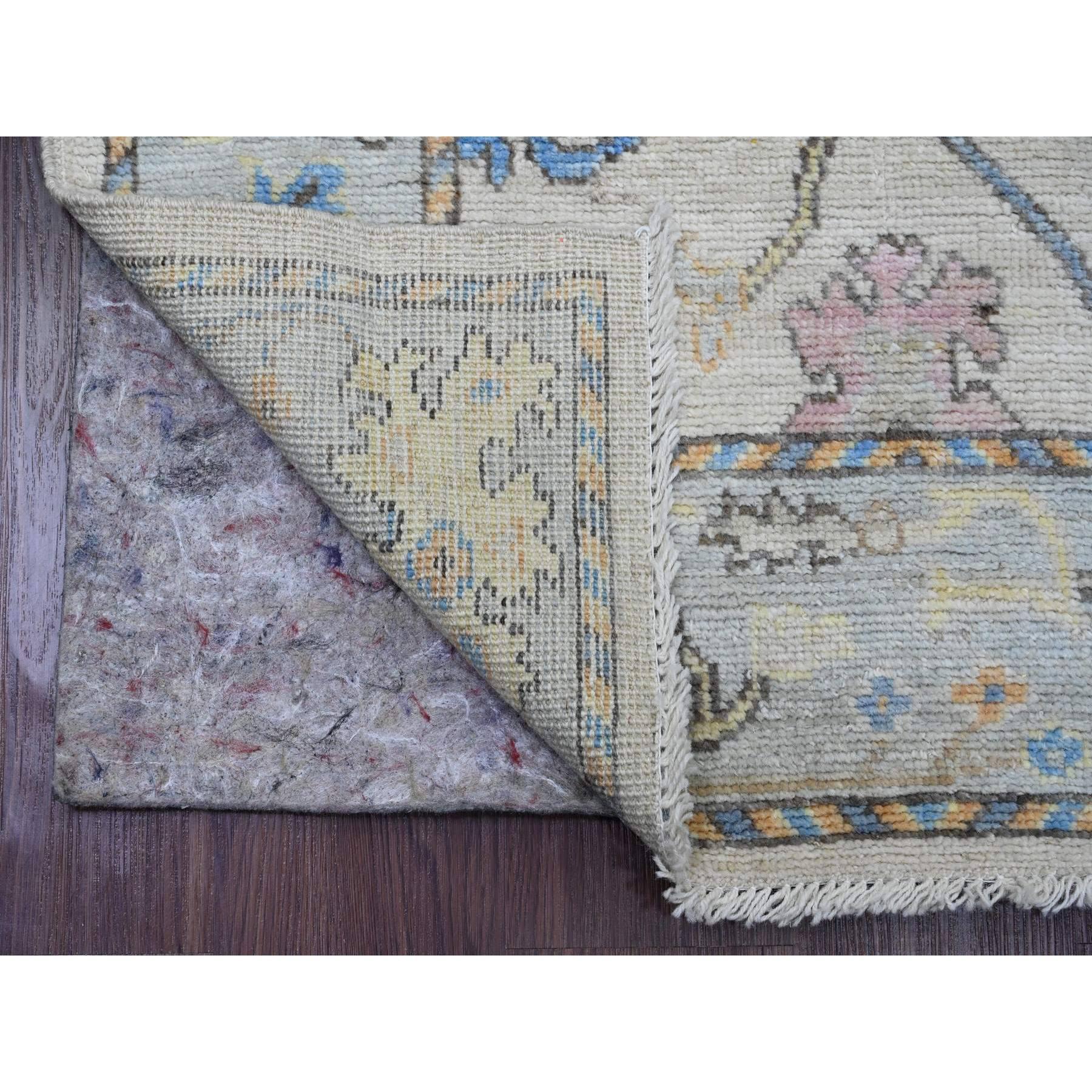 Chiffon Weiß, Afghanischer Angora Oushak mit buntem Rankenmuster, Natürliche Farbstoffe, Handgeknüpft, Reine Wolle, Läufer, Orientteppich
Primäre MATERIALIEN: Wolle
Latex: Kein Flor 
Höhe: 0,25 Zoll
Stil: Transitional
Grundfarbe: Elfenbein
Sekundäre