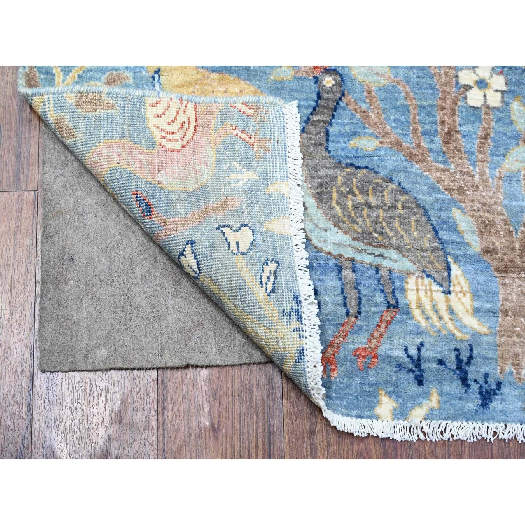 Il s'agit d'un véritable tapis d'Orient afghan Peshawar à motifs d'oiseaux de paradis, noué à la main, en pure laine. Il a été noué pendant des mois et des mois selon des techniques de tissage séculaires par des artisans experts.
Matières premières