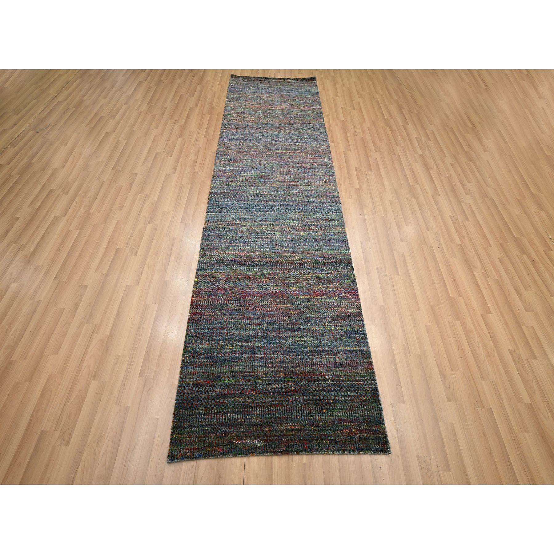 Blu cobalto, Annodato a mano, Disegno di erba colorata, Lana e seta, Tono su tono, Moderno, Lussureggiante e soffice, Runner, Tappeto orientale
Materiali primari: Lana
Lattice: No Pile 
altezza: 0,25 pollici
Stile: Contemporaneo
Colore primario: