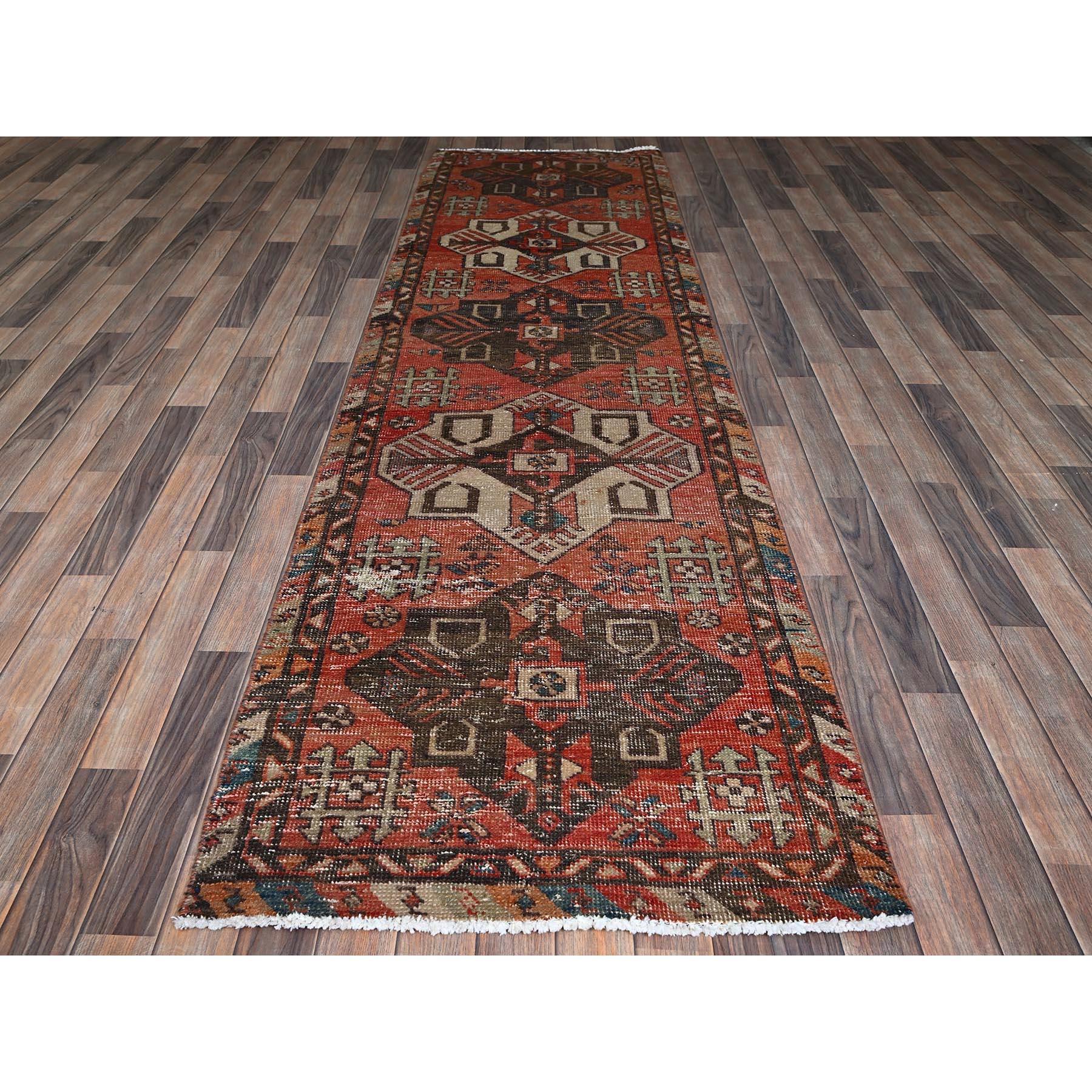 Korallenrot, Vintage Persian Bakhtiar mit Stammesmedaillons, abgenutzt und beschädigt, 100% Wolle, handgeknüpft, rasiert, kein Flor, Seiten und Enden professionell gesichert, Läufer, Orientteppich
Primäre MATERIALIEN: Wolle
Latex: Kein Flor 
Höhe: