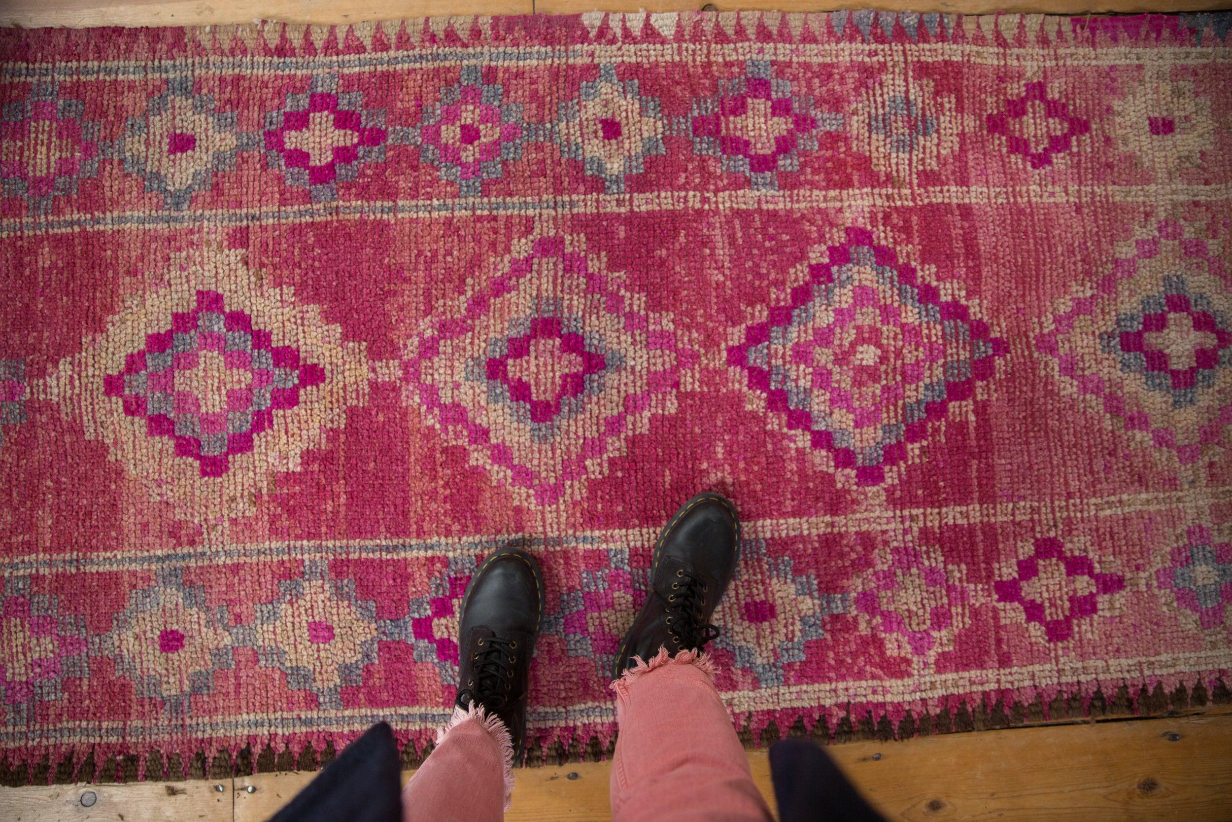 :: Medaglioni a forma di diamante ripetuti a colonna singola su un campo pesantemente abraso con una qualità simile a una gemma nella tonalità magenta. I colori e le sfumature includono: Magenta, rosso lampone, argento ossidato, avorio, fucsia, blu
