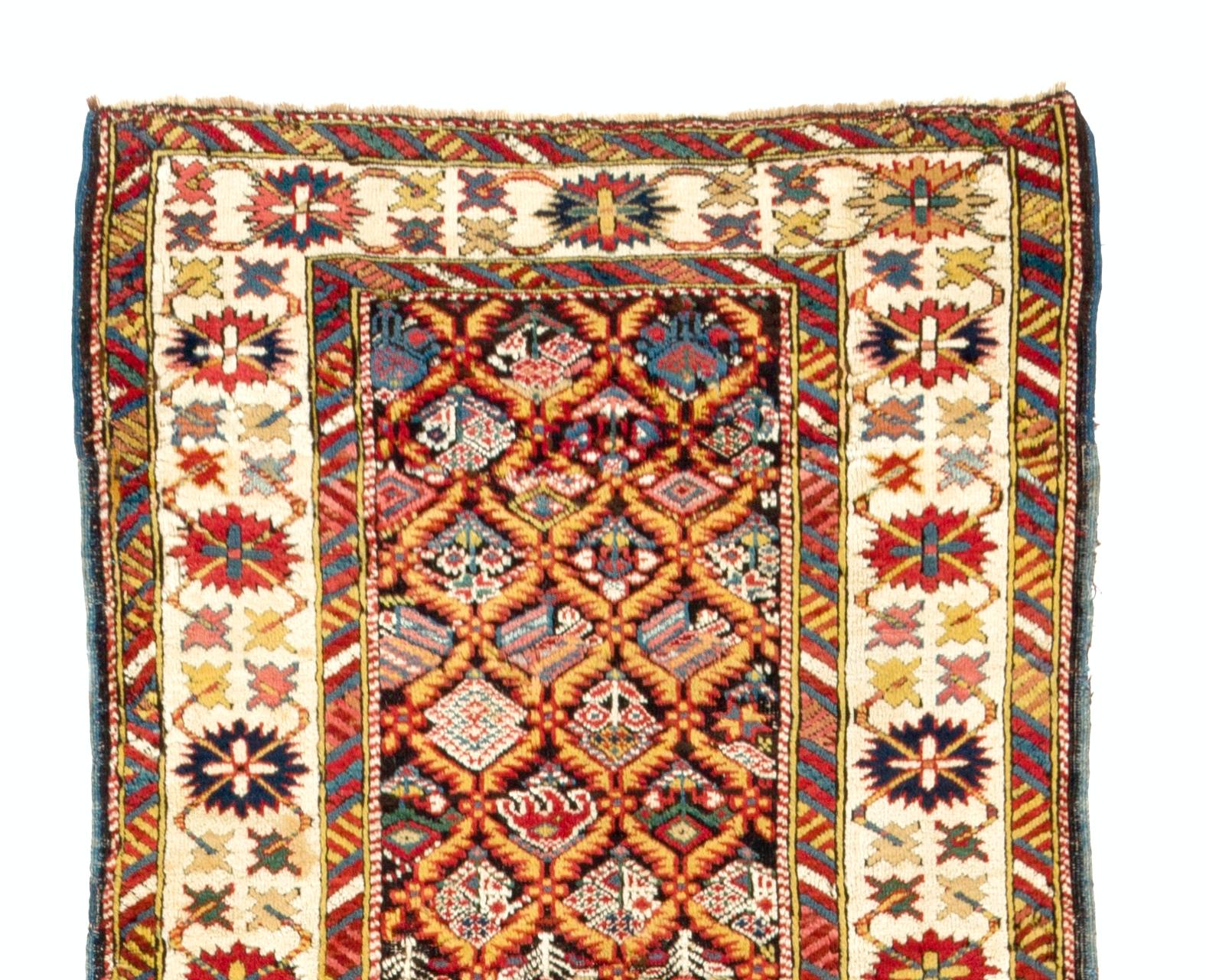 Ein feiner Läufer aus dem Nordosten des Kaukasus mit aufwändigem Muster und raffinierten Naturfarben. Ausgezeichneter Zustand. Robust und so sauber wie ein nagelneuer Teppich (professionell tiefgewaschen). Maße: 3 x 11 ft.