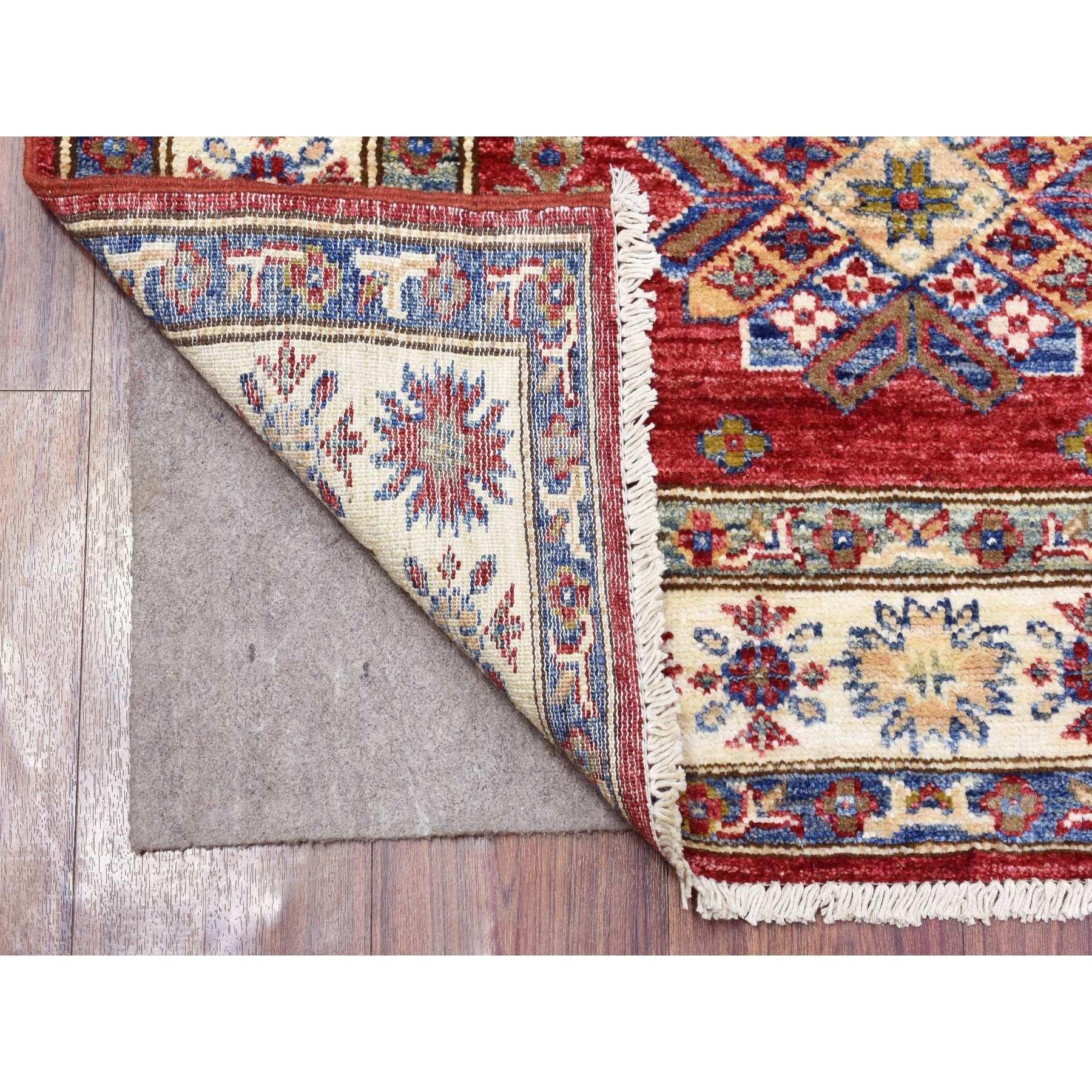 Si tratta di un autentico esemplare unico di tappeto rosso in lana annodato a mano, con medaglione geometrico Super Kazak. È stato annodato per mesi e mesi con tecniche di tessitura secolari da esperti artigiani.
Materiali primari: Lana
Lattice: No