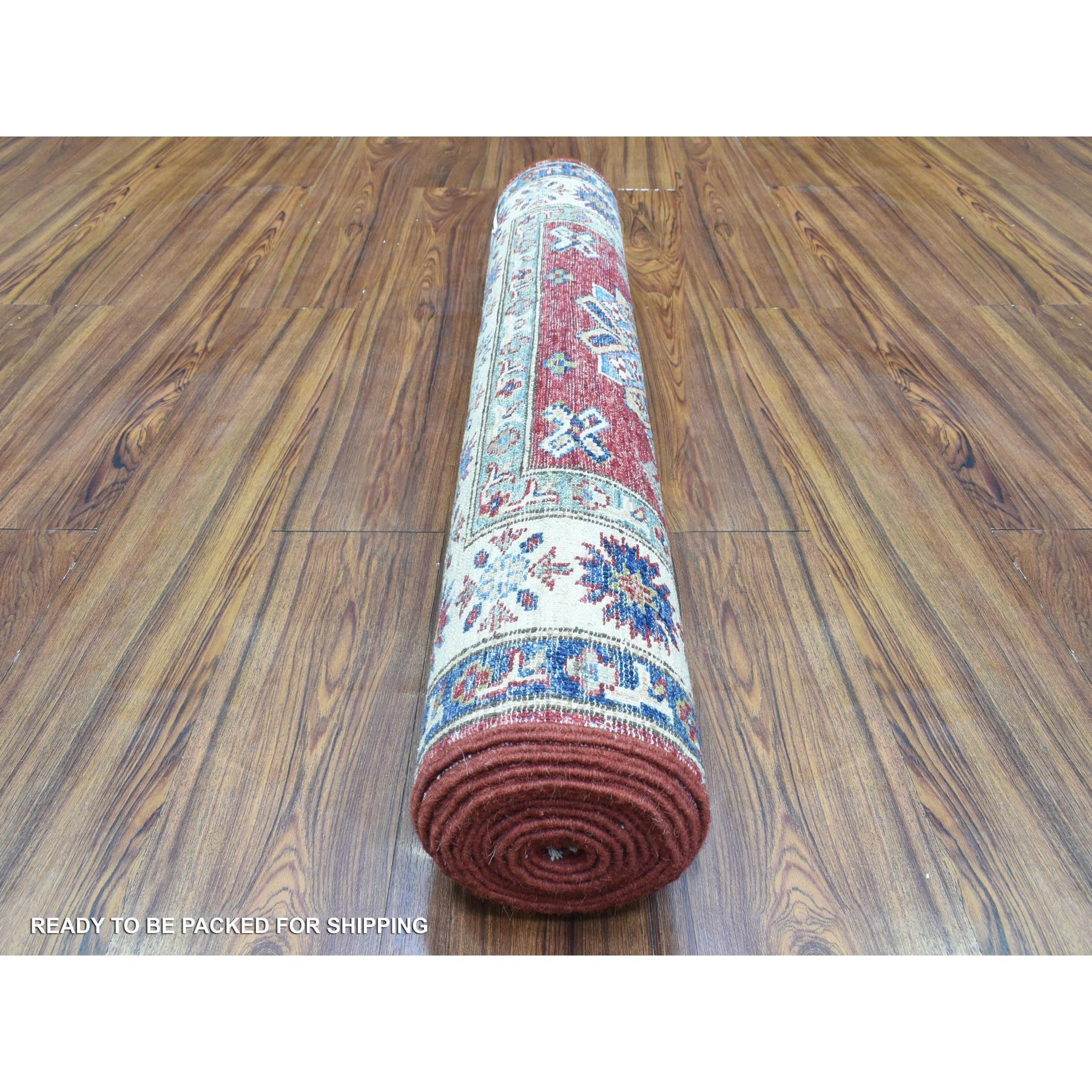 Afghano 3'x11' Rosso in lana annodata a mano, medaglione geometrico Super Kazak, tappeto runner in vendita