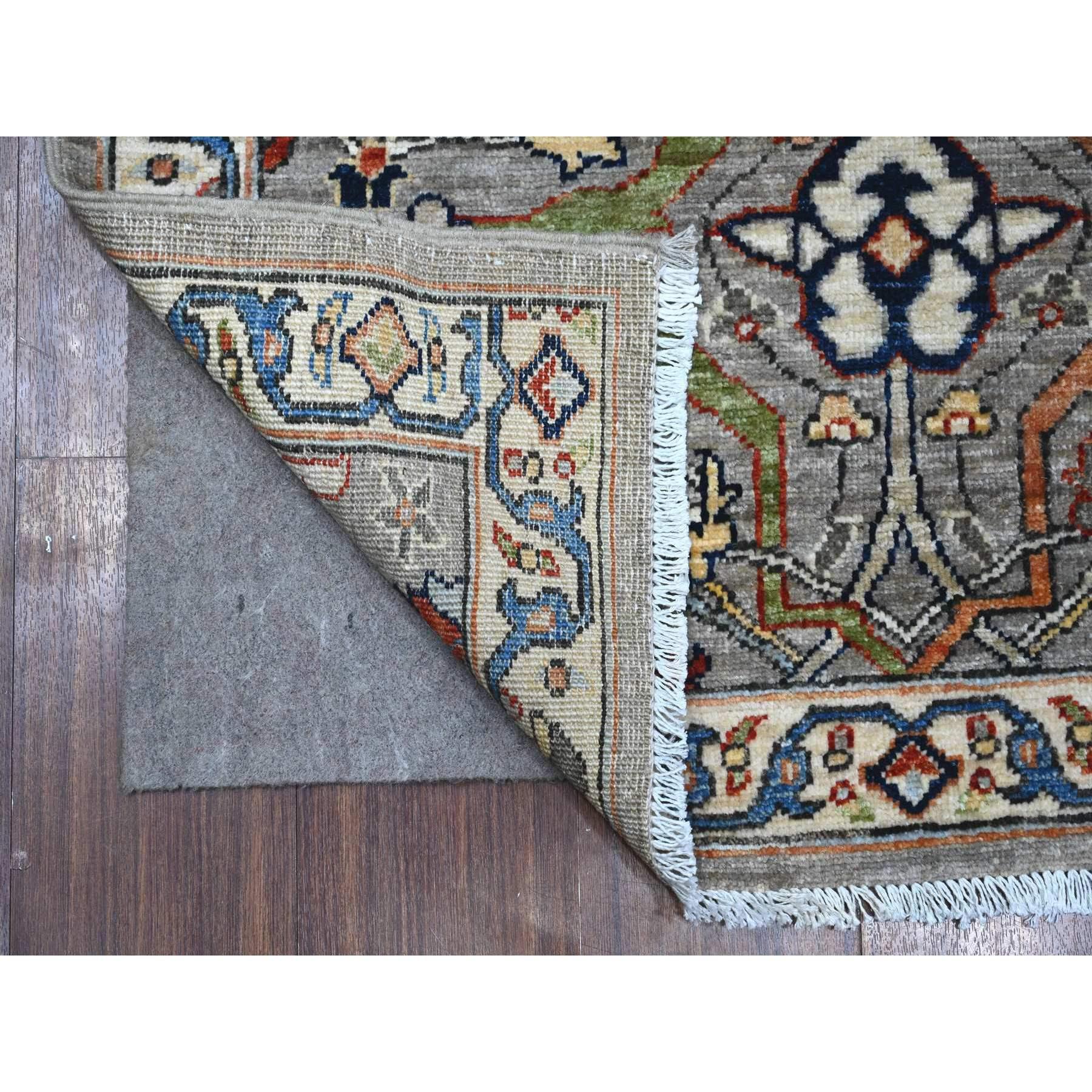 Il s'agit d'un véritable tapis d'Orient, noué à la main, en pure laine, de la marque Aryana Bidjar Garus Design. Il a été noué pendant des mois et des mois selon des techniques de tissage séculaires par des artisans experts.
Matières premières :