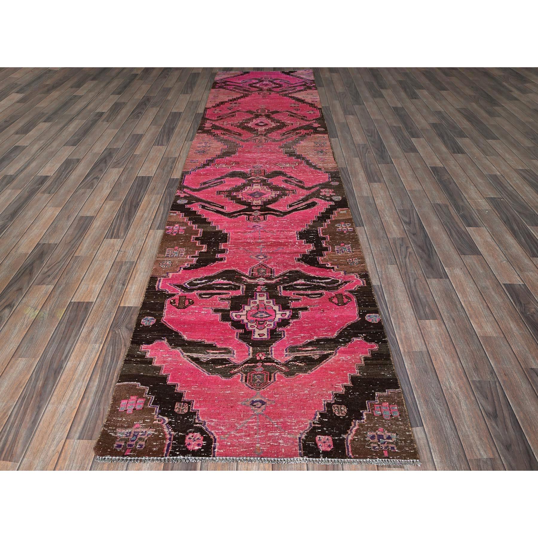 Hot Pink, Overdyed Vintage Persian Hamadan mit Adler-Motiv, abgenutzt und beschädigt, beschnitten dünn, Null-Flor, Seiten und Enden professionell gesichert, handgeknüpft, 100% Wolle, Läufer, Orientteppich
Primäre MATERIALIEN: Wolle
Latex: Kein Flor
