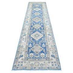 Tappeto Runner in lana annodato a mano 3'x11'6" blu dal look vintage Kazak con medaglioni