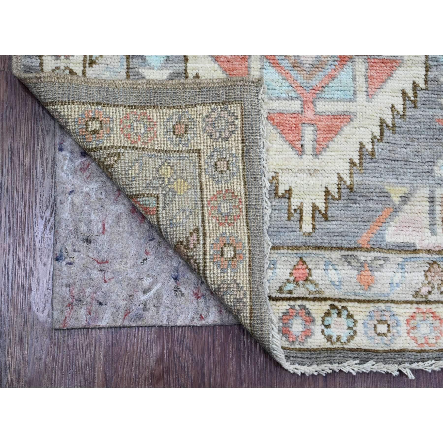 Zinngrau, Anatolisches Dorf inspiriertes Design mit gezacktem Medaillon, handgeknüpft, Hochgebirgswolle, pflanzliche Farbstoffe, Läufer, Orientteppich
Primäre MATERIALIEN: Wolle
Latex: Kein Flor 
Höhe: 0,25 Zoll
Stil: Transitional
Grundfarbe: