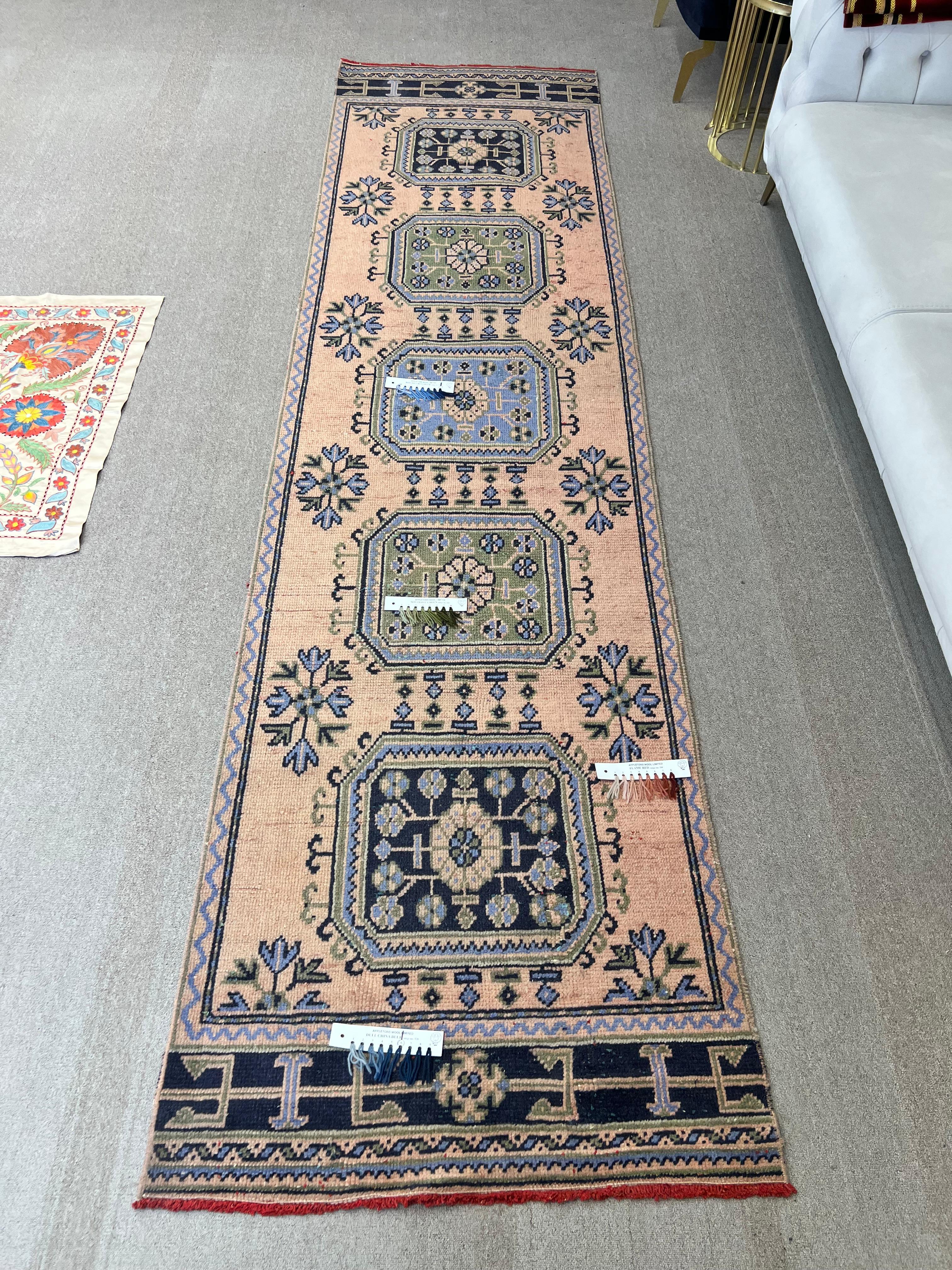 Alfombra de Anatolia Vintage de 3x11,7 pies para pasillo. Alfombra de pasillo hecha a mano en venta 1