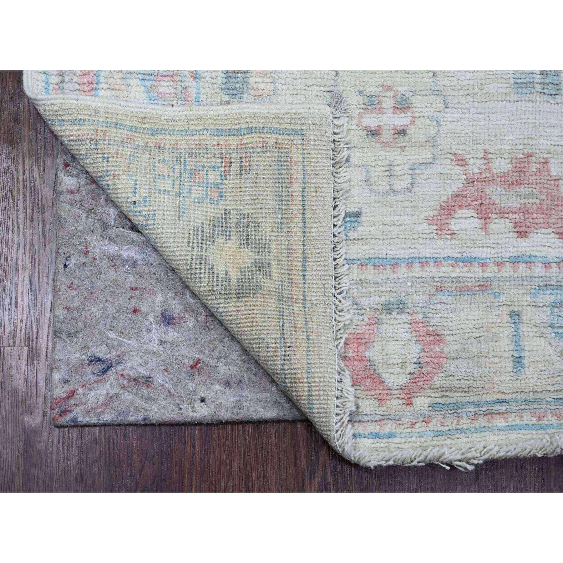 Bone White, Tappeto afgano d'angora Oushak con motivo floreale, annodato a mano, tinture vegetali, pura lana, Runner, Tappeto orientale
Materiali primari: Lana
Lattice: No Pile 
altezza: 0,25 pollici
Stile: Di transizione
Colore primario: