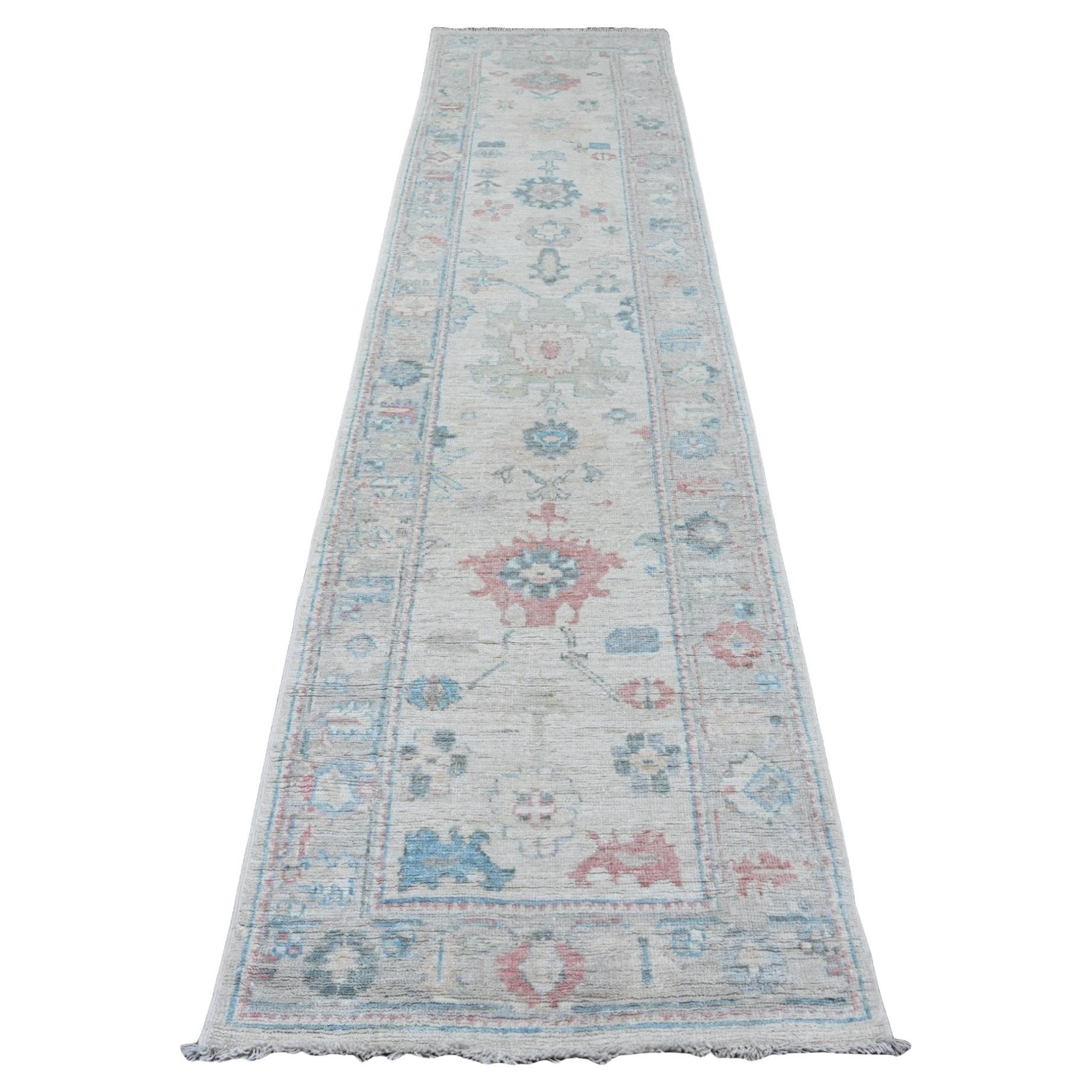 Tappeto Runner in lana annodato a mano 3'x11'8" bianco afghano di angora Oushak con motivo floreale in vendita