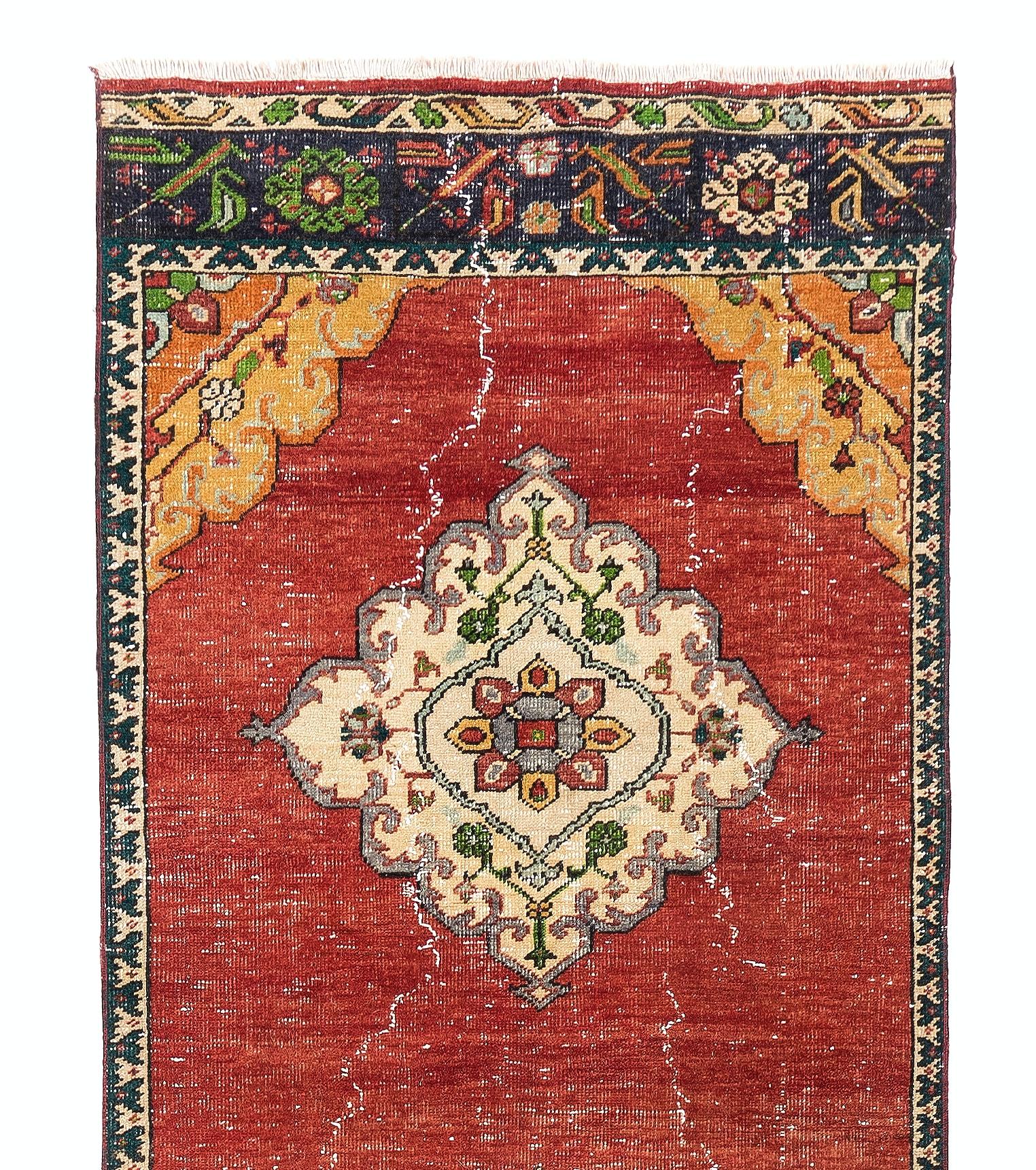 Un runner annodato a mano della metà del XX secolo, proveniente dalla Turchia, dai colori intensi e ricchi, ammorbiditi dal tempo, con vello di lana su base di lana. Buone condizioni, usura minore dovuta all'età, robusto e pulito come un tappeto
