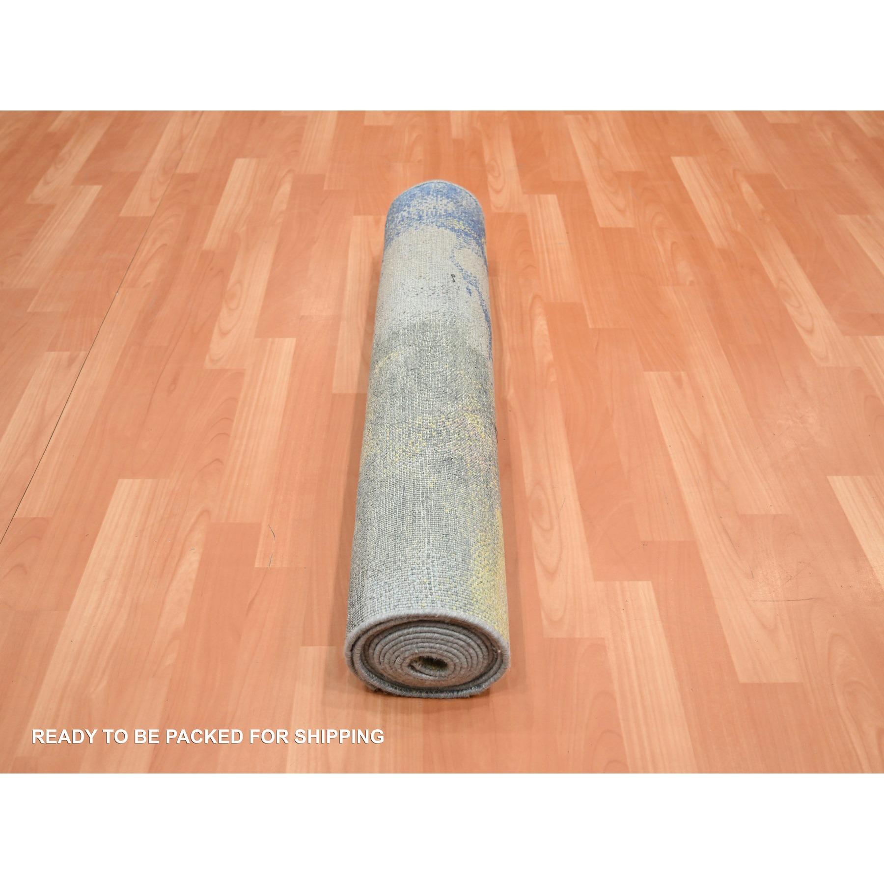 Annodato a mano Tappeto Runner 3'x12' Colori Pastello Grigio Design Moderno in Pura Seta Annodata a Mano in vendita