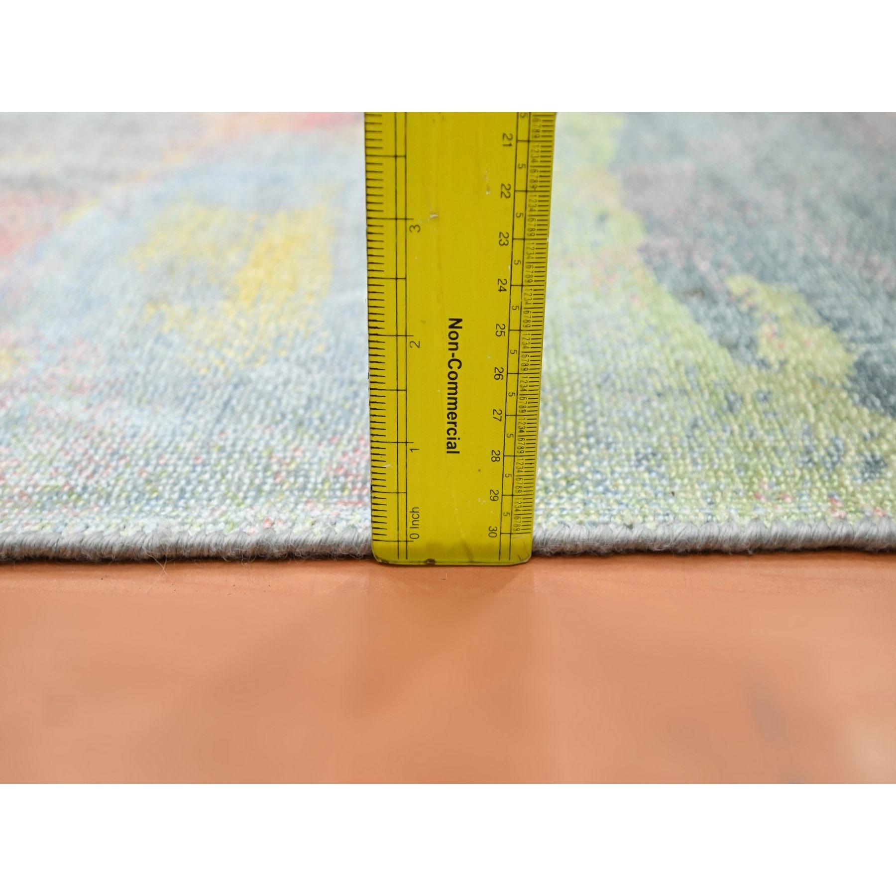 Tappeto Runner 3'x12' Colori Pastello Grigio Design Moderno in Pura Seta Annodata a Mano In condizioni Nuovo in vendita a Carlstadt, NJ