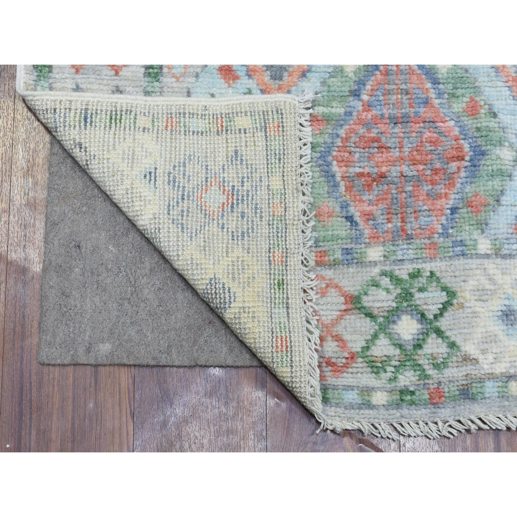 Il s'agit d'un véritable tapis de course en laine grise nouée à la main, à design géométrique, de type Village Anatolien. Il a été noué pendant des mois et des mois selon des techniques de tissage séculaires par des artisans experts.
Matières