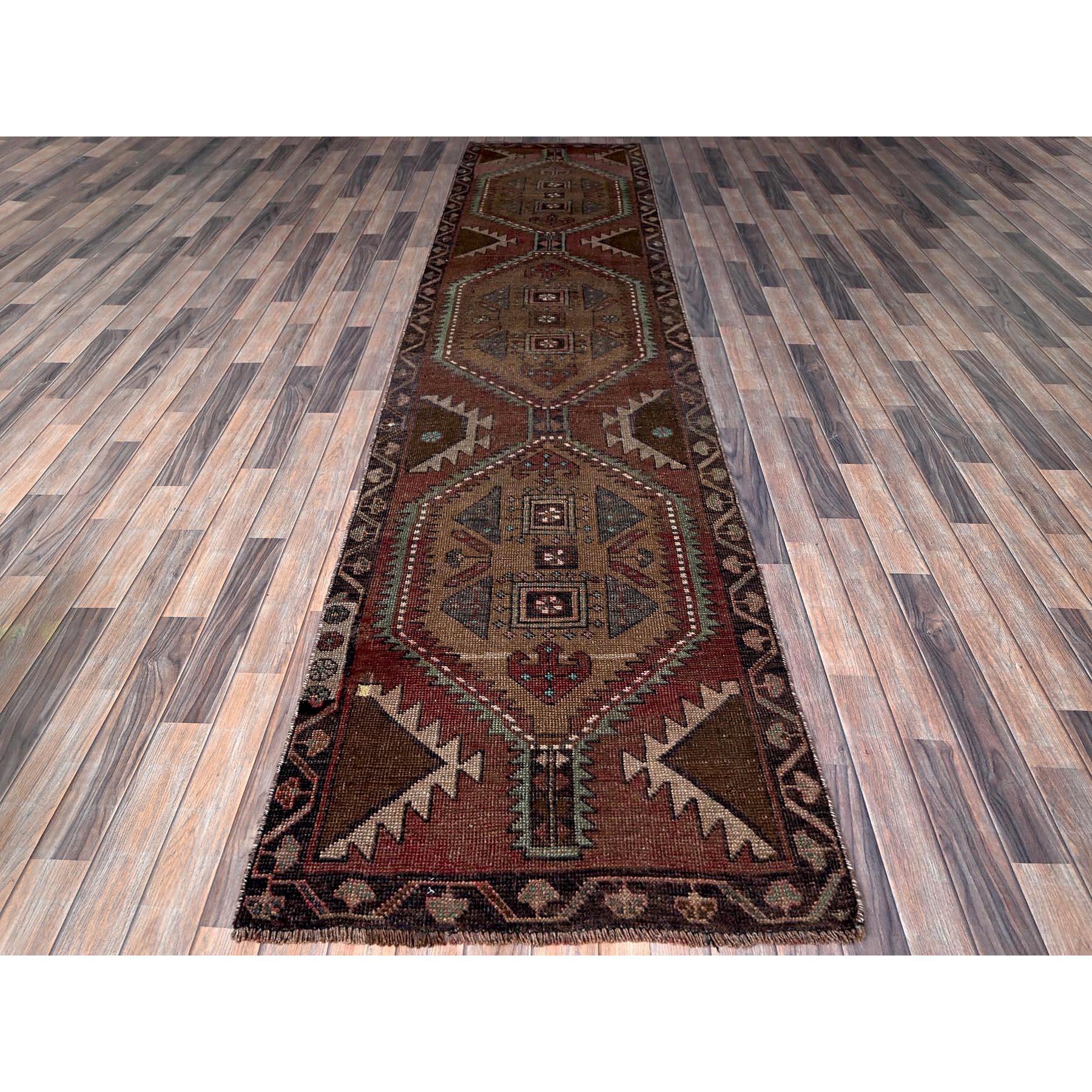 Erdtöne, Vintage Nordwest-Perser mit geometrischem Muster, Distressed, ausgeprägter Ausschlag, 100% Wolle, handgeknüpft, dünn geschnitten, Seiten und Enden professionell gesichert, Läufer, Orientteppich
Primäre MATERIALIEN: Wolle
Latex: Kein Flor
