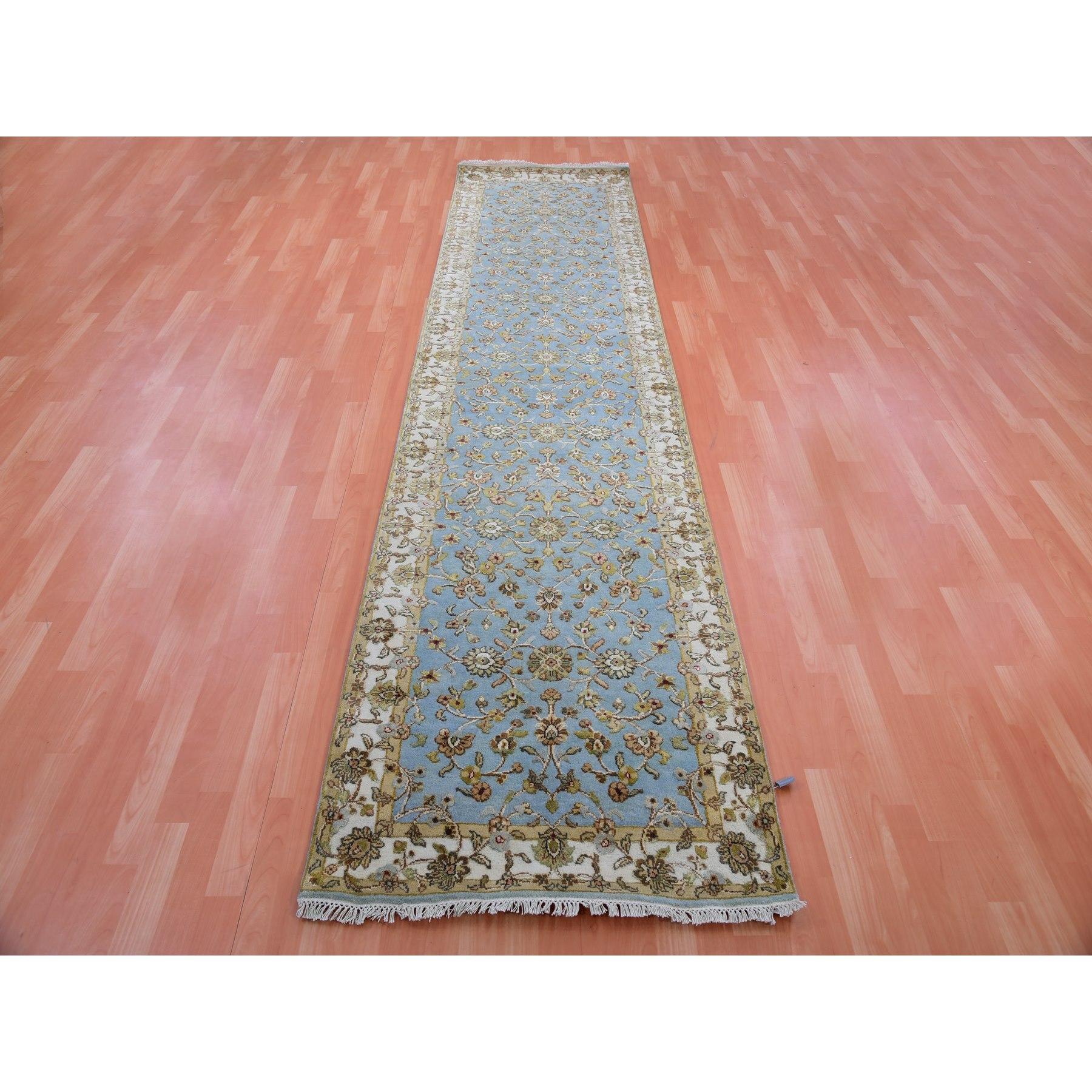 Il s'agit d'un véritable tapis d'Orient en laine et soie, noué à la main, de style Rajasthan Design/One. Il a été noué pendant des mois et des mois selon des techniques de tissage séculaires par des artisans experts.
Matériaux primaires : Laine et