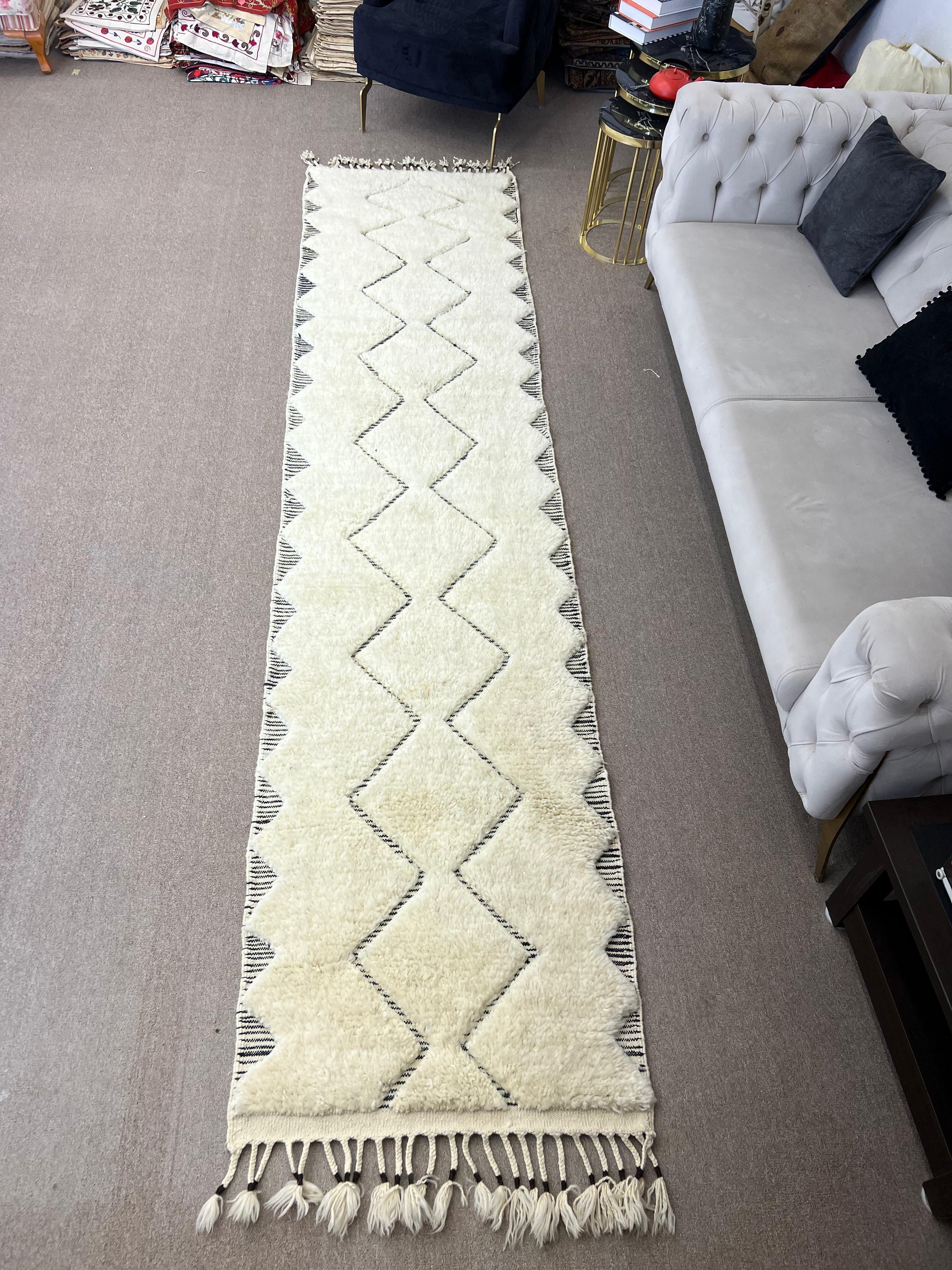 Bringen Sie moderne Eleganz und böhmisches Flair in Ihr Zuhause mit diesem handgeknüpften türkischen Tulu-Teppich im marokkanischen Design, der aus 100 % natürlicher Wolle gefertigt ist. Inspiriert von den kühnen geometrischen Mustern marokkanischer